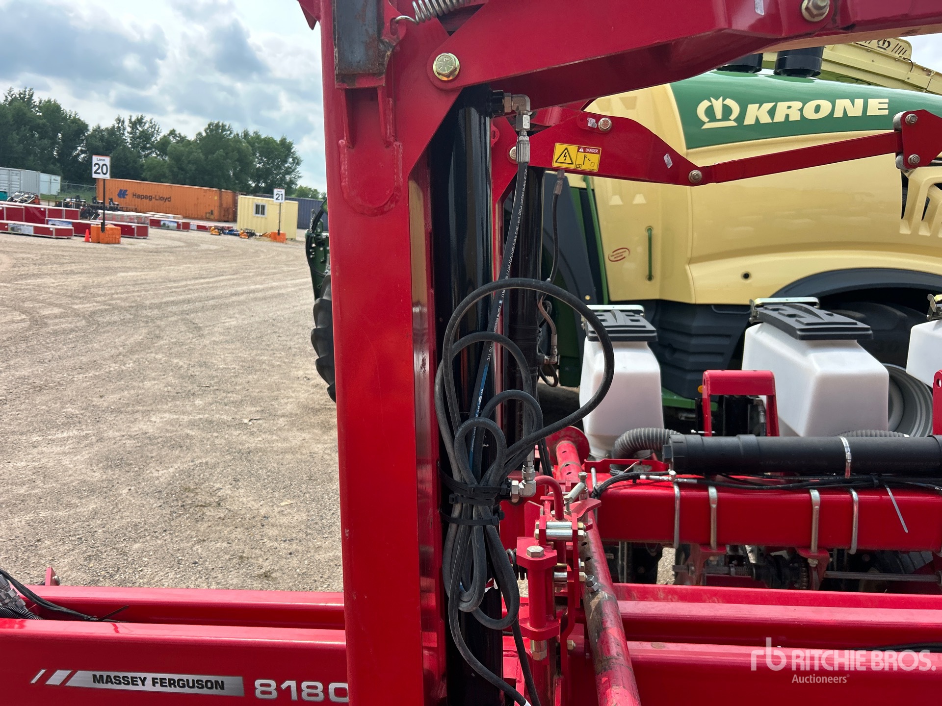 2013 Massey Ferguson 8186