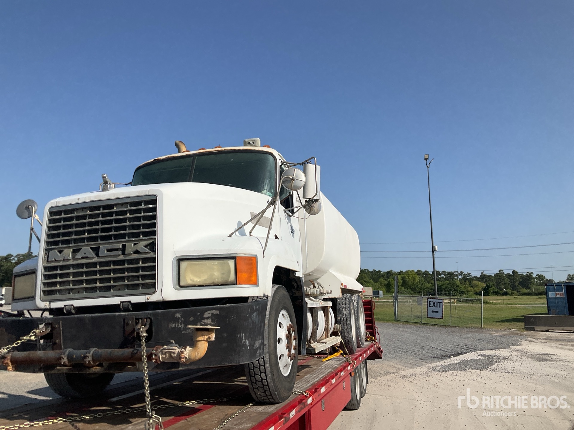 Photo of a 1999 Mack CH613