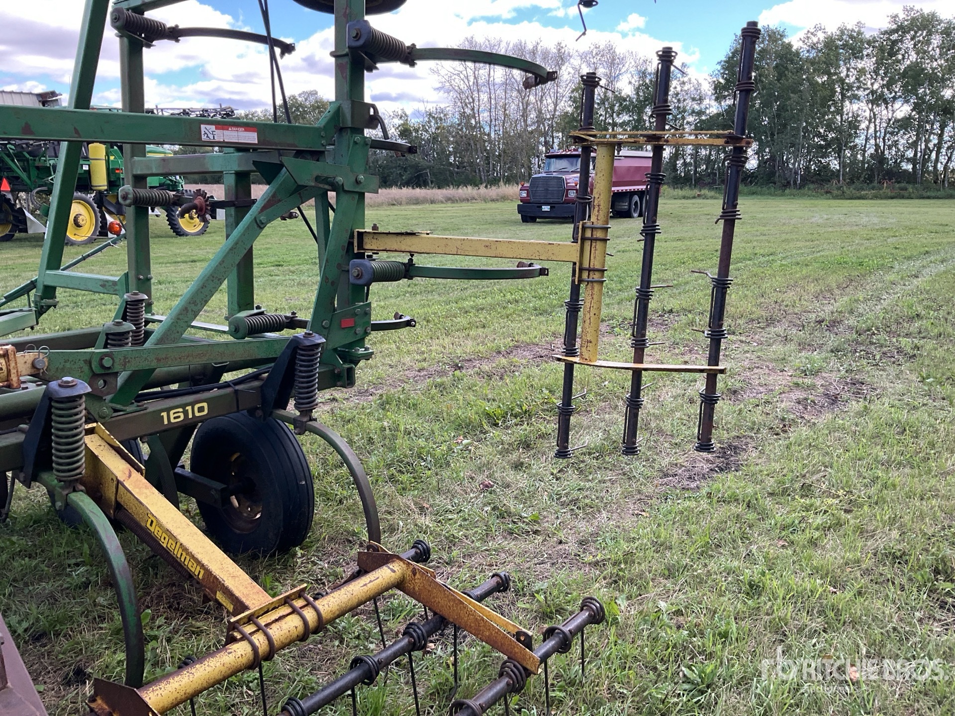 John Deere 1610