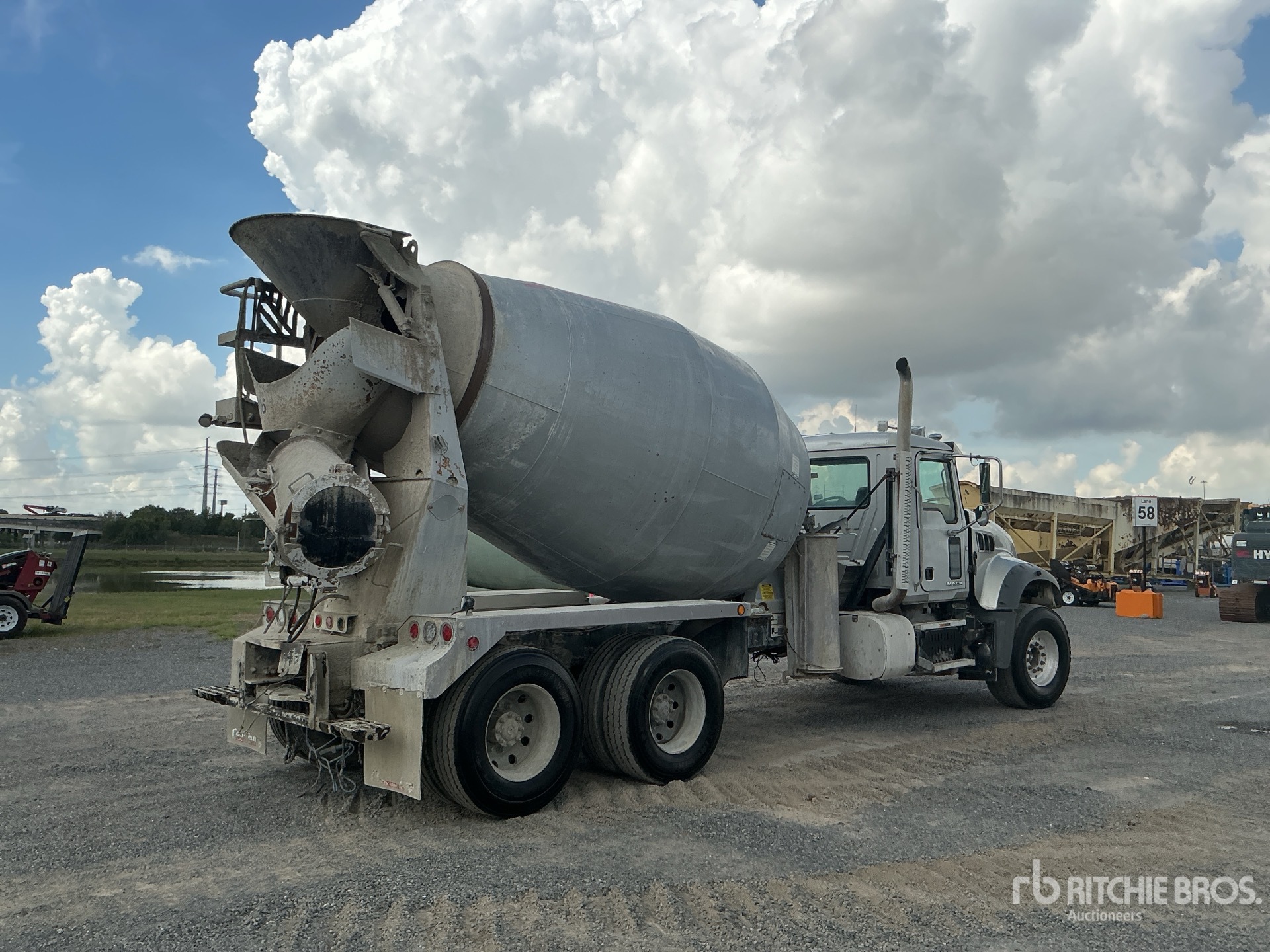 2017 Mack GU713