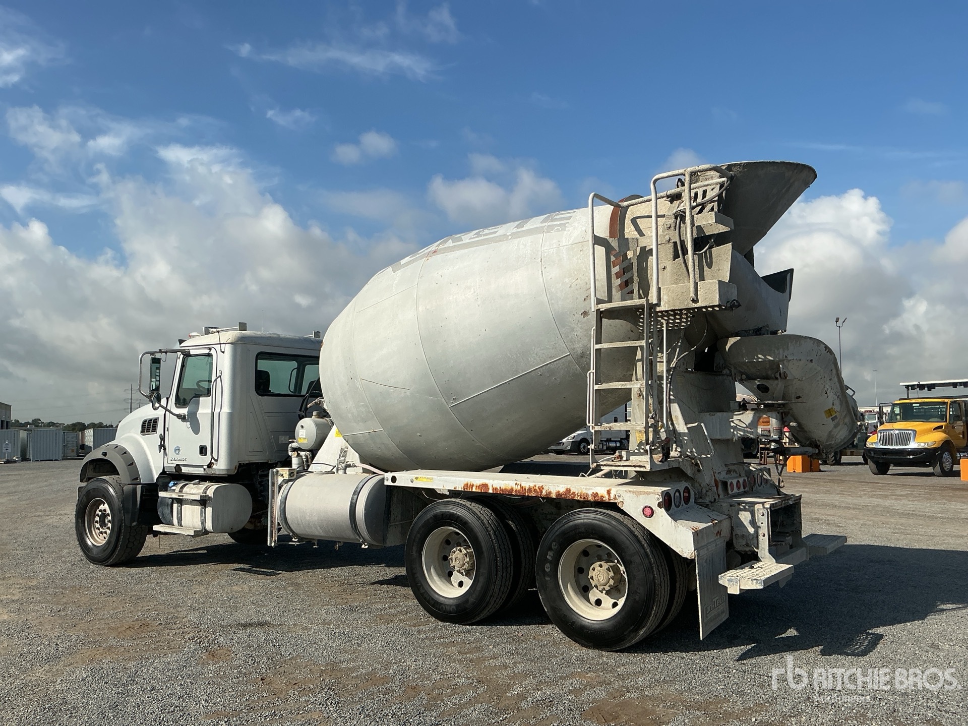 2017 Mack GU713