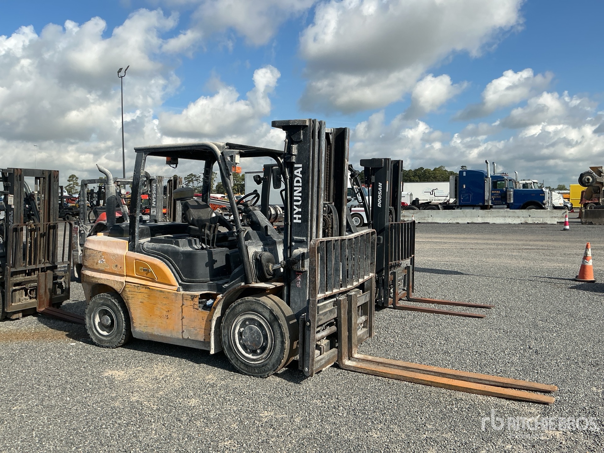 2018 Hyundai 9000 LB PNEUMATIC TIRE