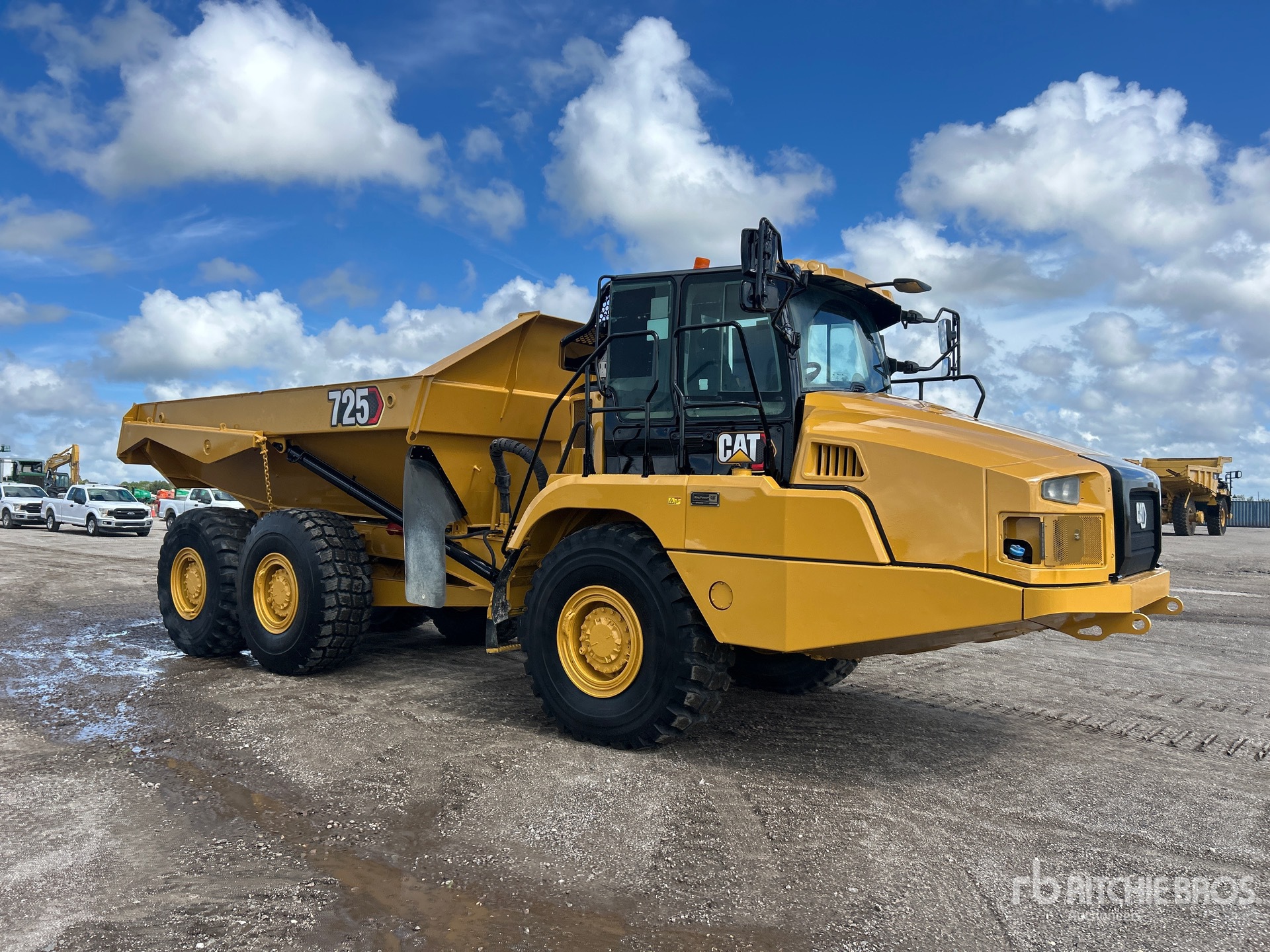 2020 Caterpillar 725