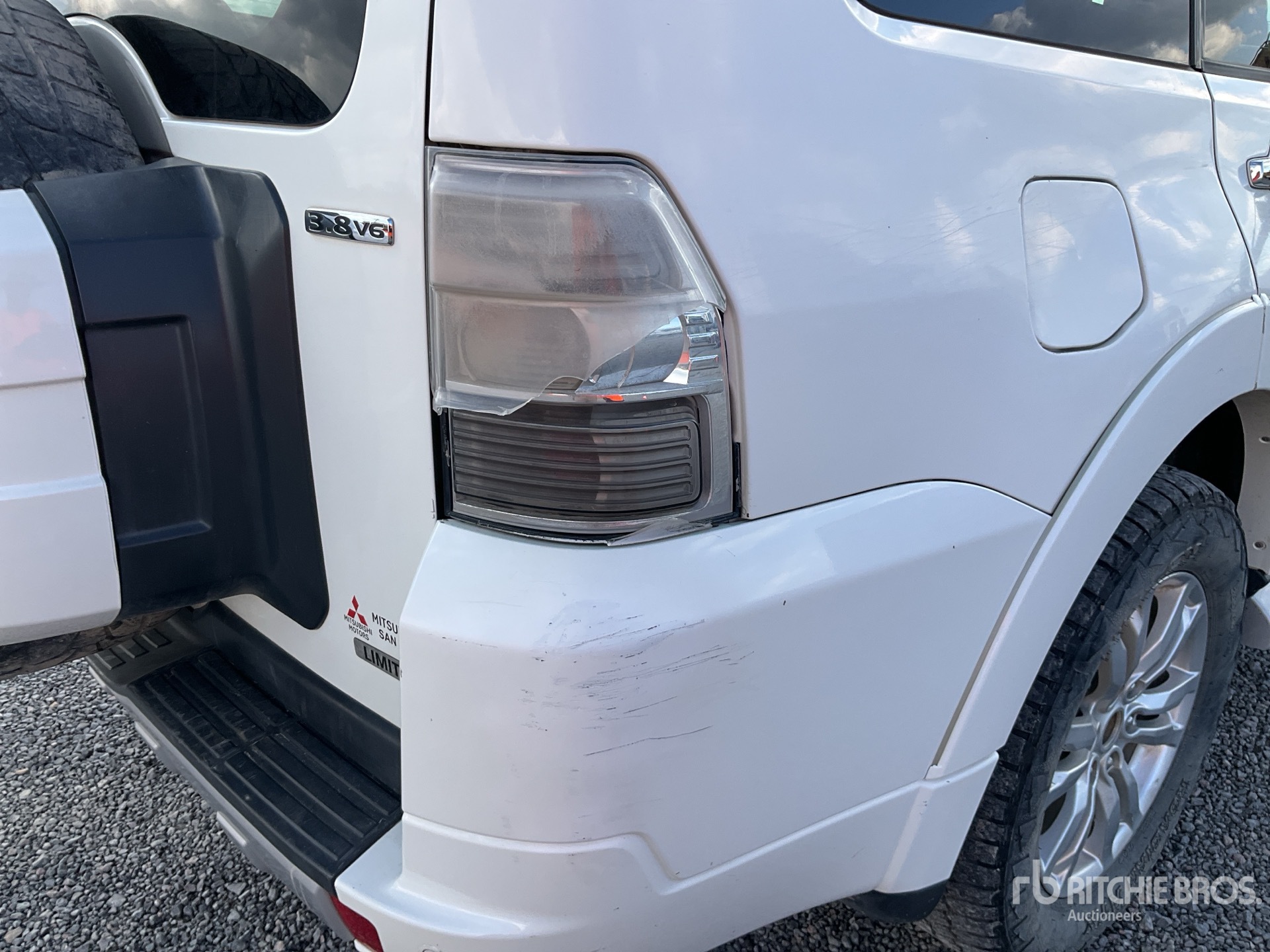 2014 Mitsubishi MONTERO