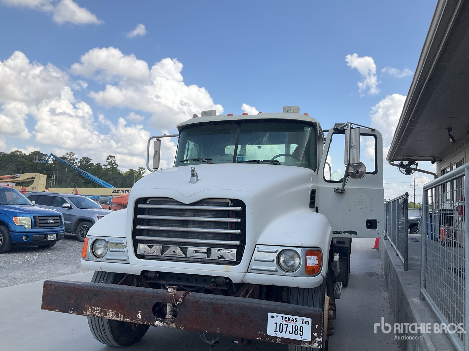 2005 Mack CV713