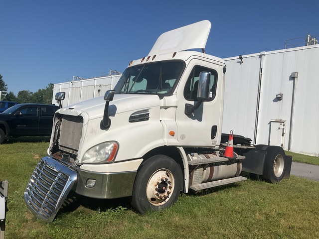2013 Freightliner Cascadia 113 4x2 S/A Day Cab Truck Tractor
