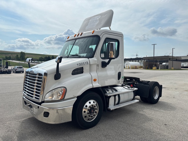 2015 Freightliner Cascadia 113 4x2 S/A Day Cab Truck Tractor