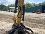 Hydraulics with Thumb Cylinder
