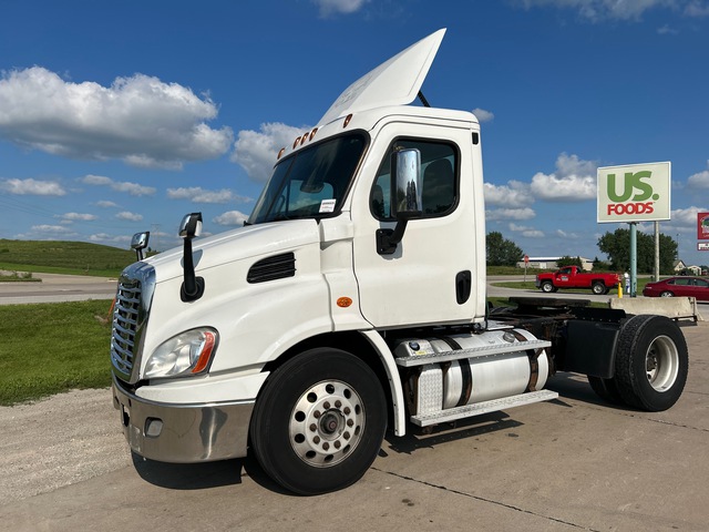 2016 Freightliner Cascadia 113 4x2 S/A Day Cab Truck Tractor