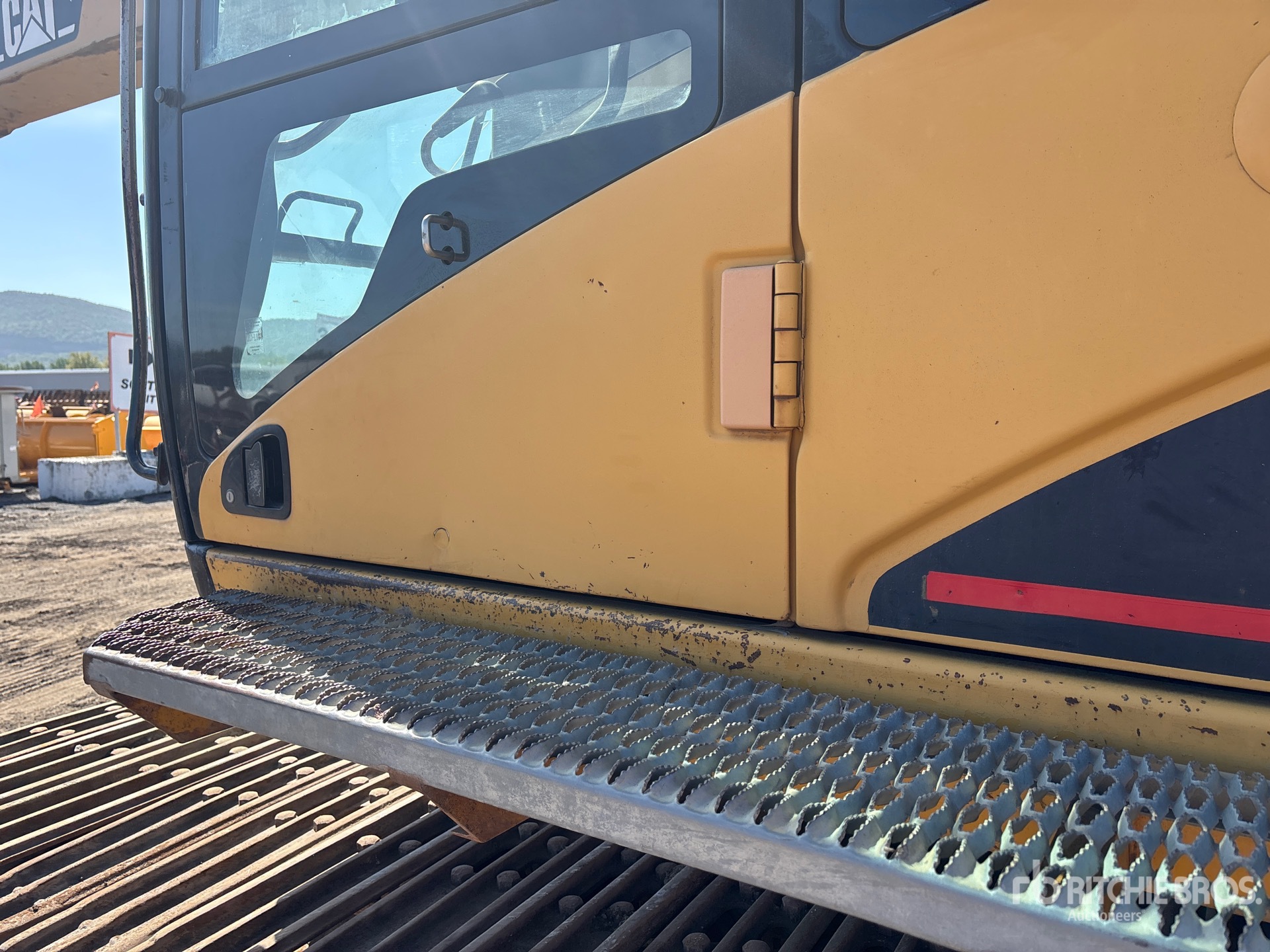 2005 Caterpillar 320C L
