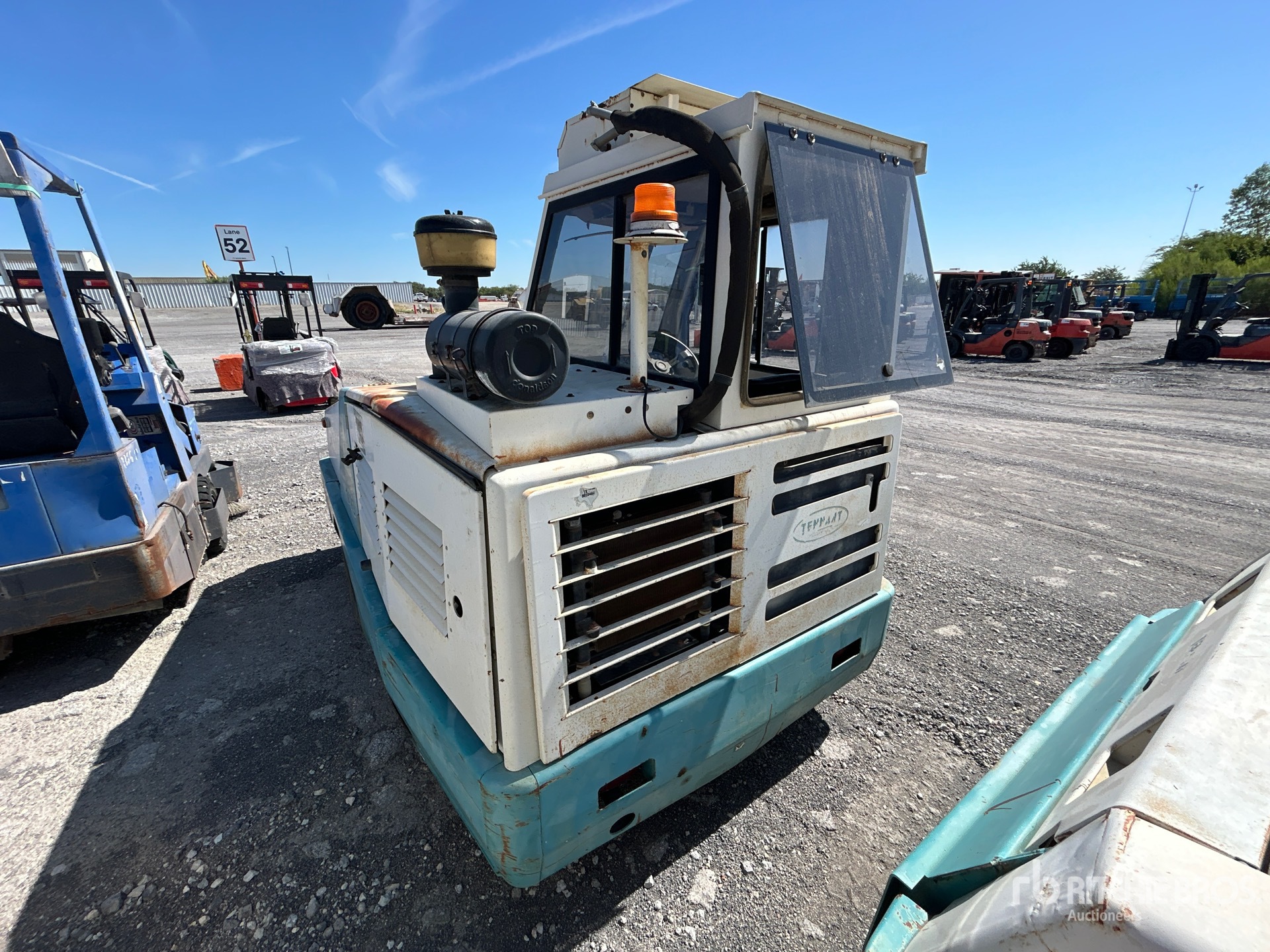 2001 Tennant  810