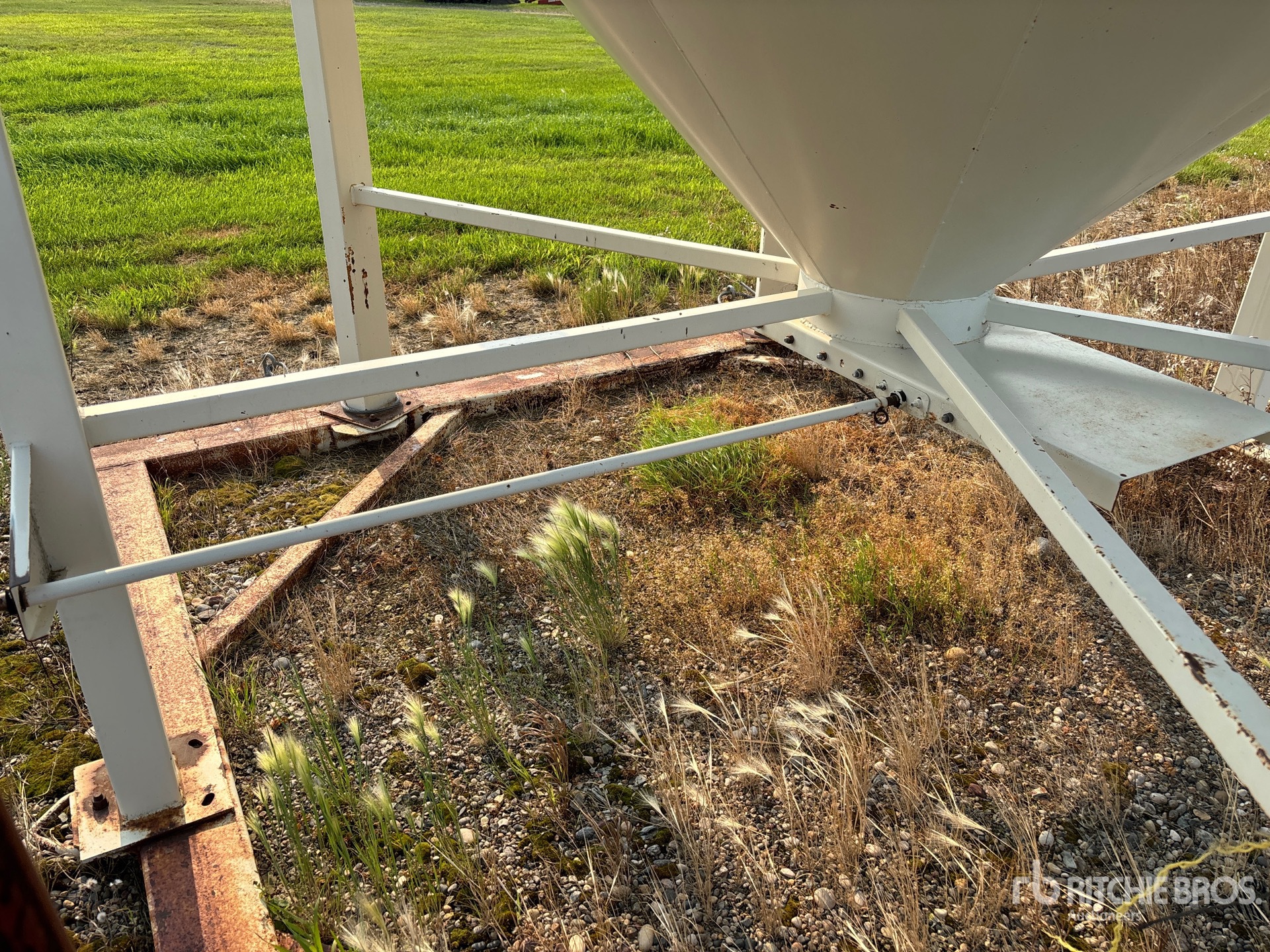 Friesen +/- 50 ton 2 Ring Fertilizer Hopper