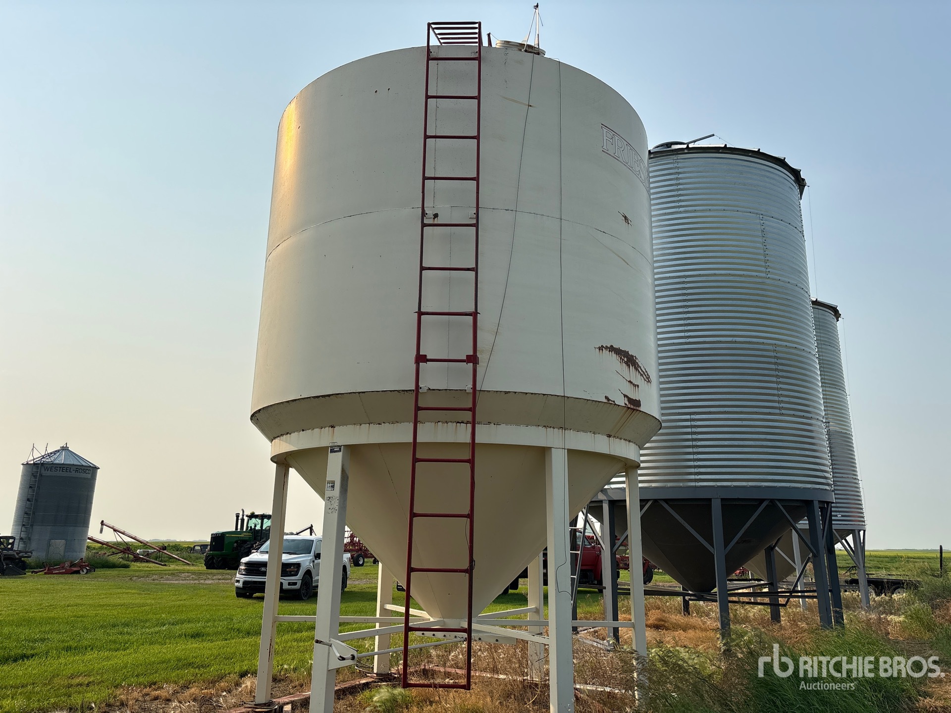 Friesen +/- 50 ton 2 Ring Fertilizer Hopper