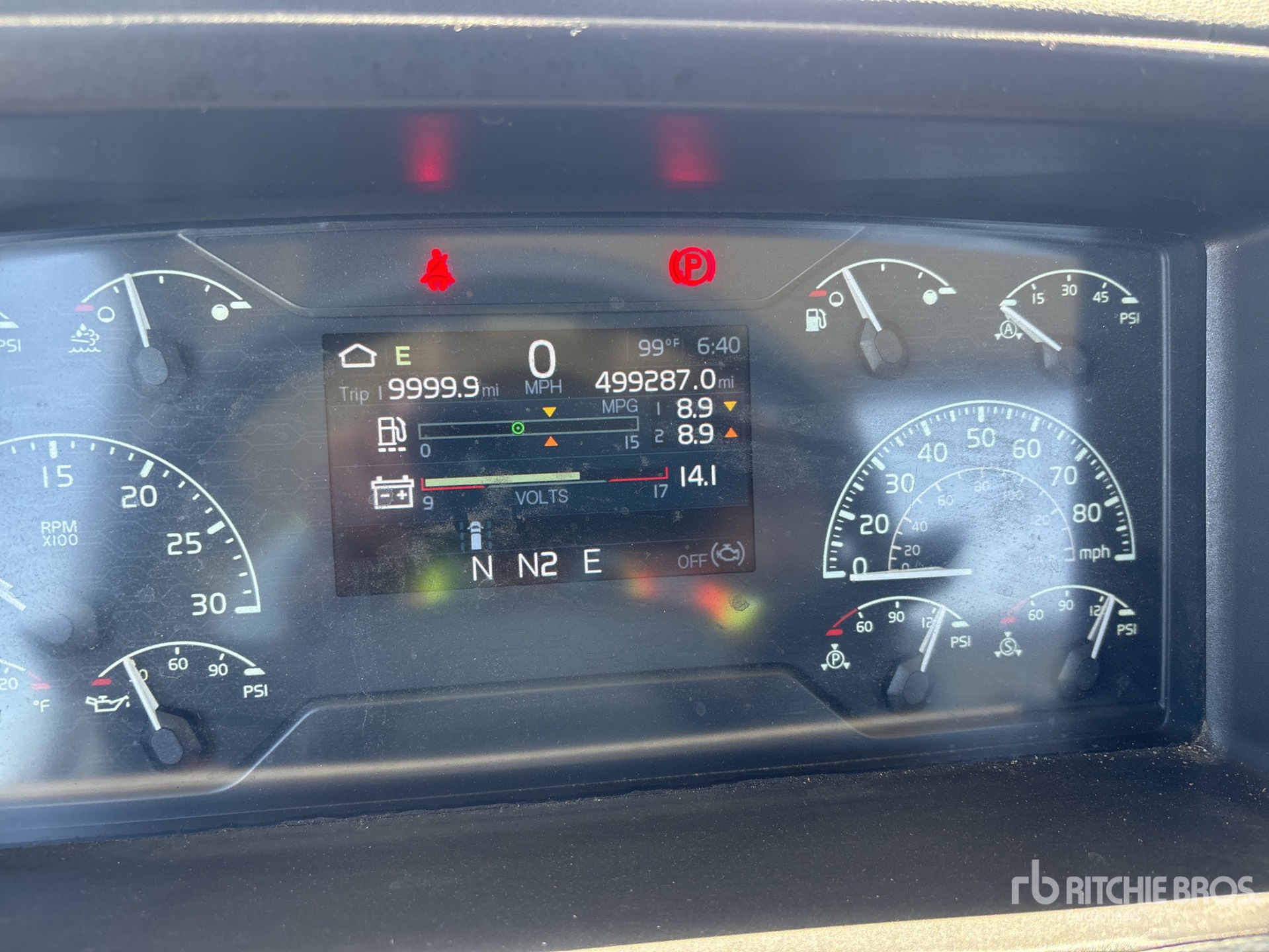 2020 Volvo VNR64300