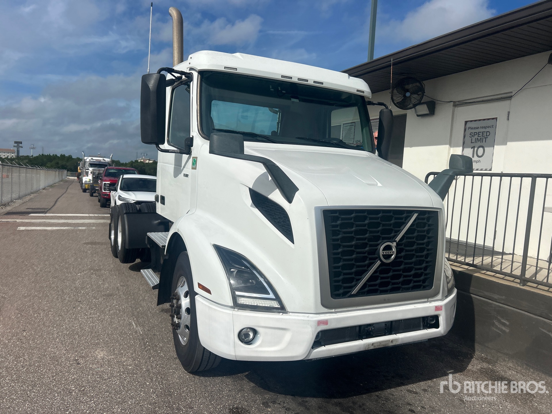 2023 Volvo VNR300
