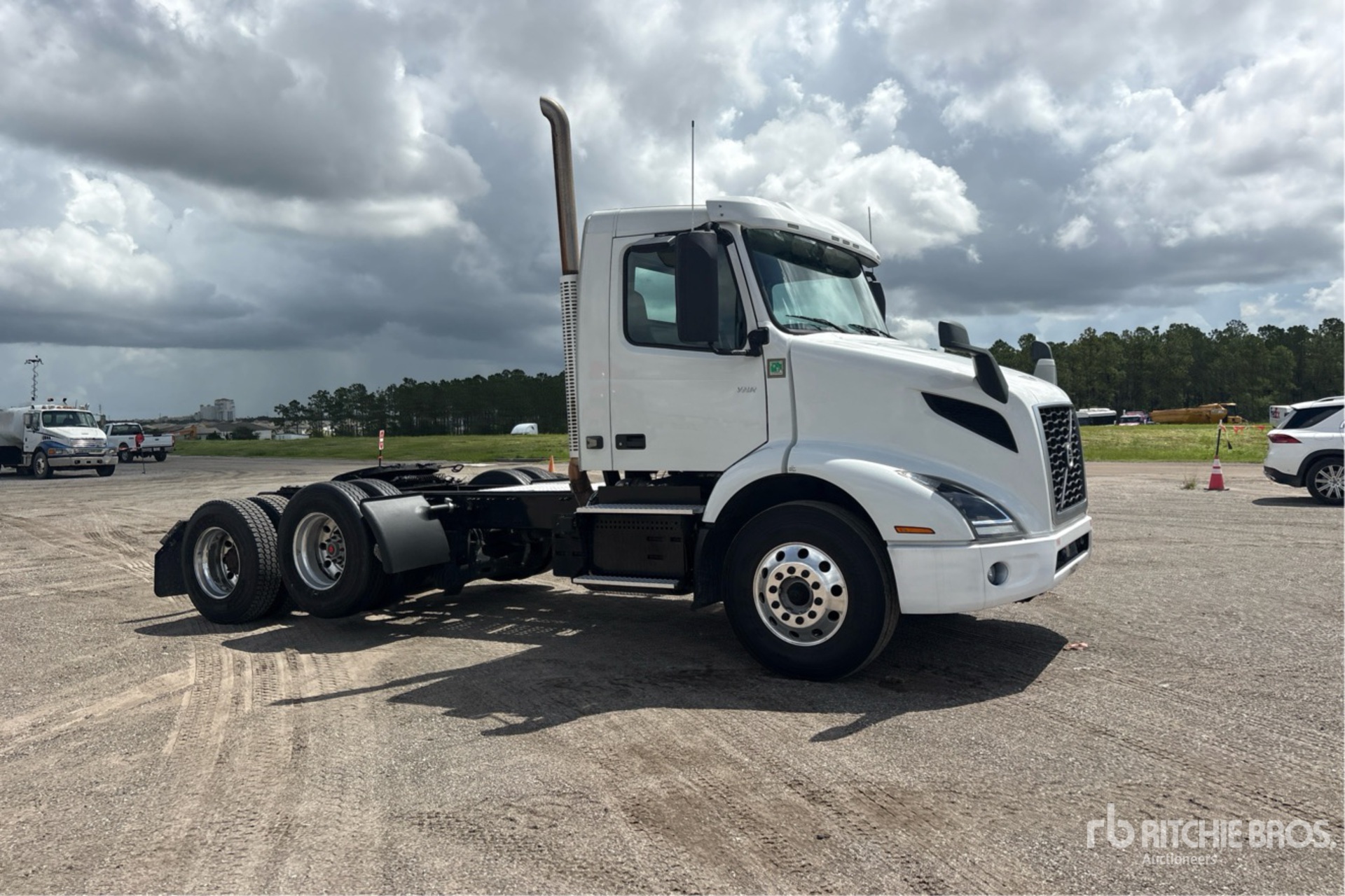 2023 Volvo VNR300