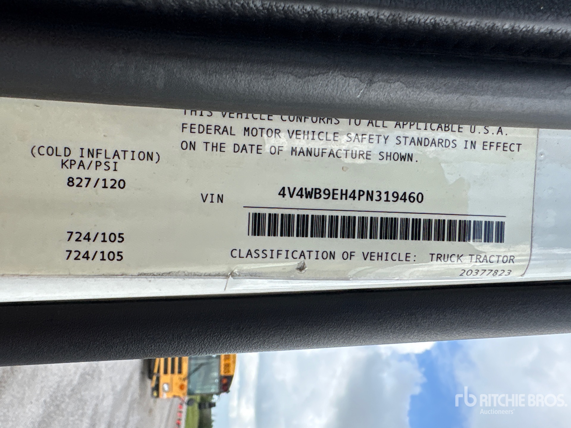 2023 Volvo VNR300