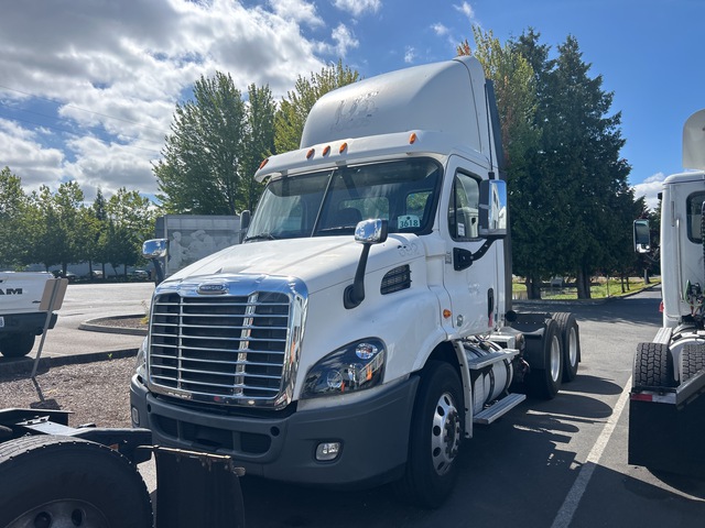 2015 Freightliner Cascadia 113 6x4 T/A Day Cab Truck Tractor