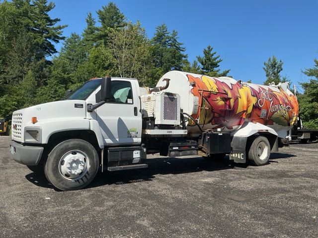 2004 The ODB Co. SKB 700 Leaf Collector on 2004 GMC C7500 4x2 Truck