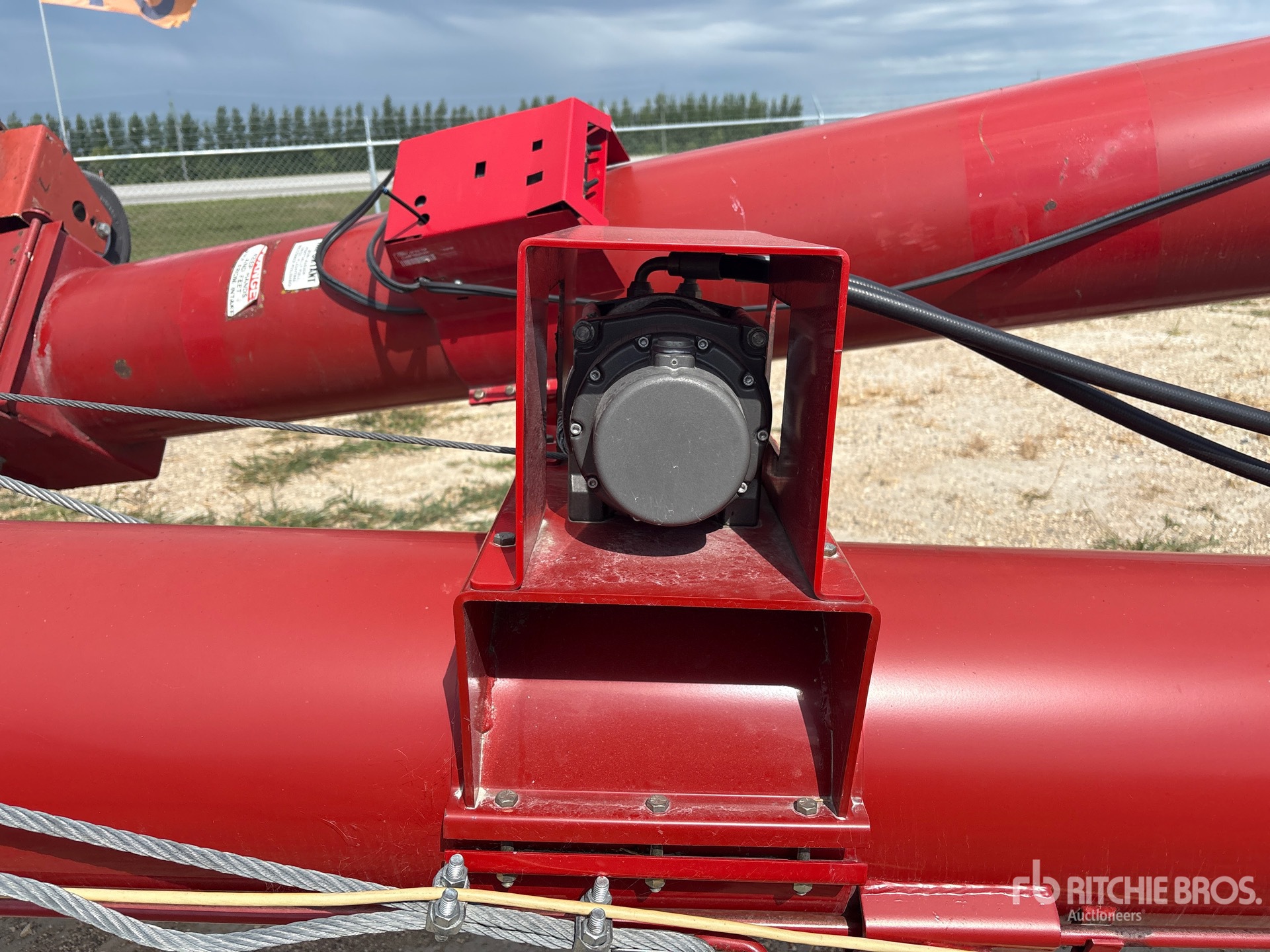 2009 Farm King 1385
