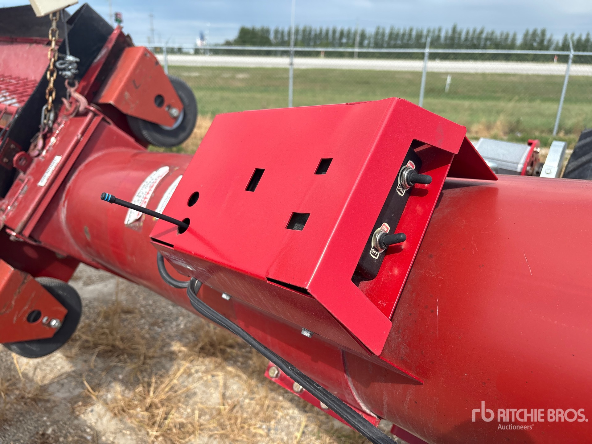 2009 Farm King 1385
