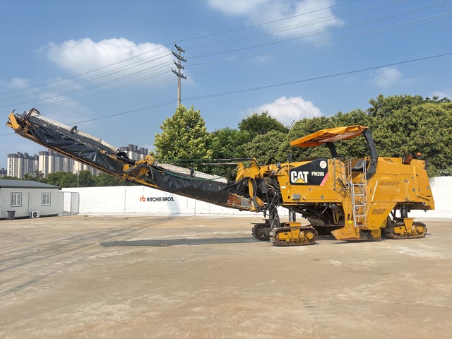 2013 Cat PM200 Tracked Cold Planer
