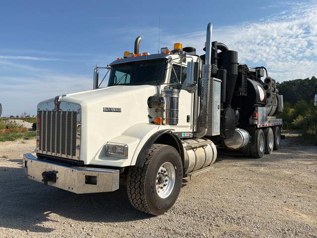 Vactor HXX on 2014 Kenworth T800 8x6 Vacuum Excavator Truck