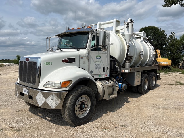 2015 Fruitland 500LUFH on 2016 Peterbilt 348 6x4 Vacuum Tanker Truck