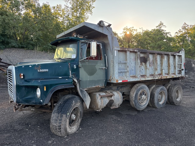 1987 Ford L9000 8x4 Tri/A Dump Truck (Inoperable)