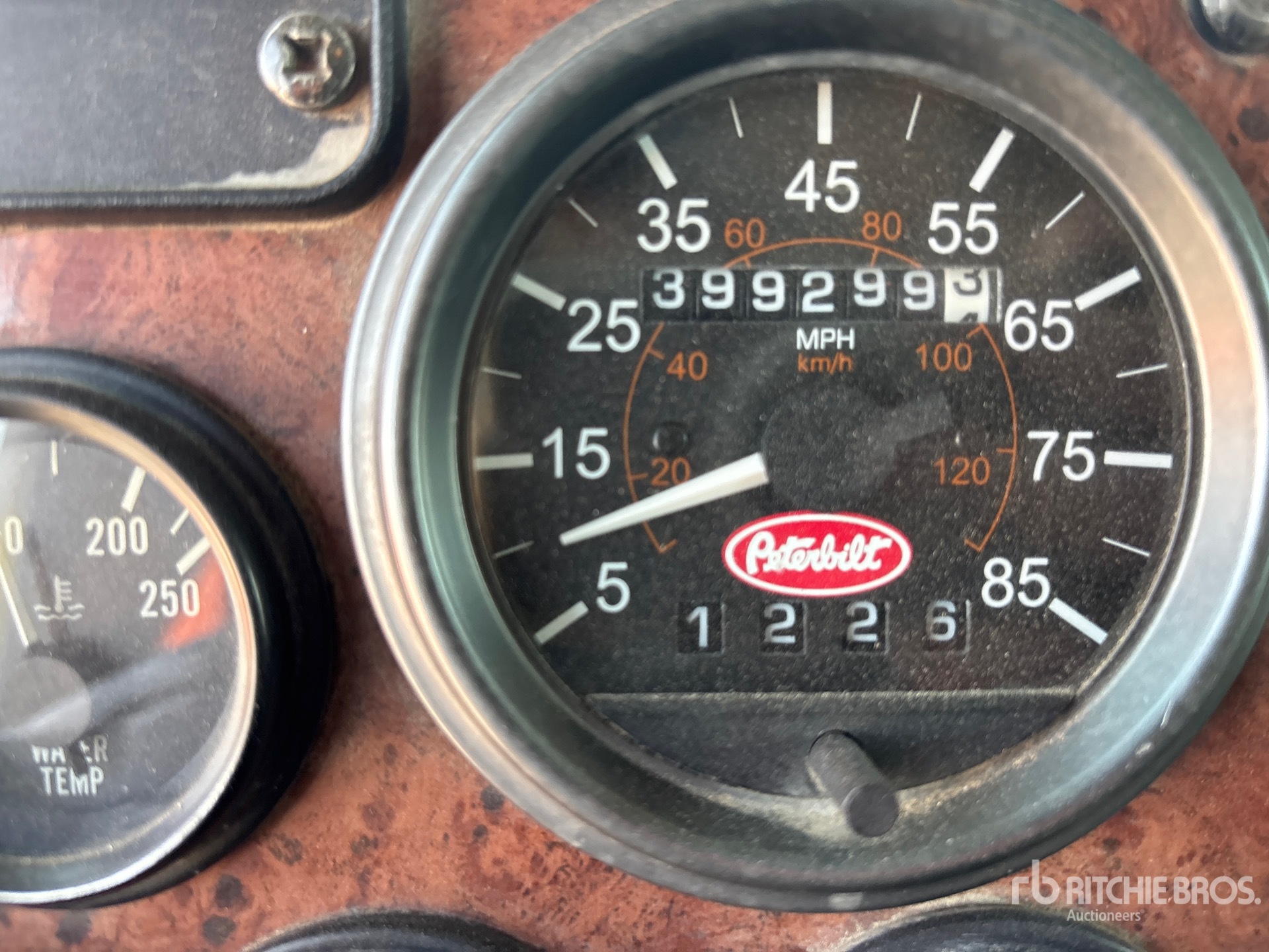 2005 Peterbilt 330