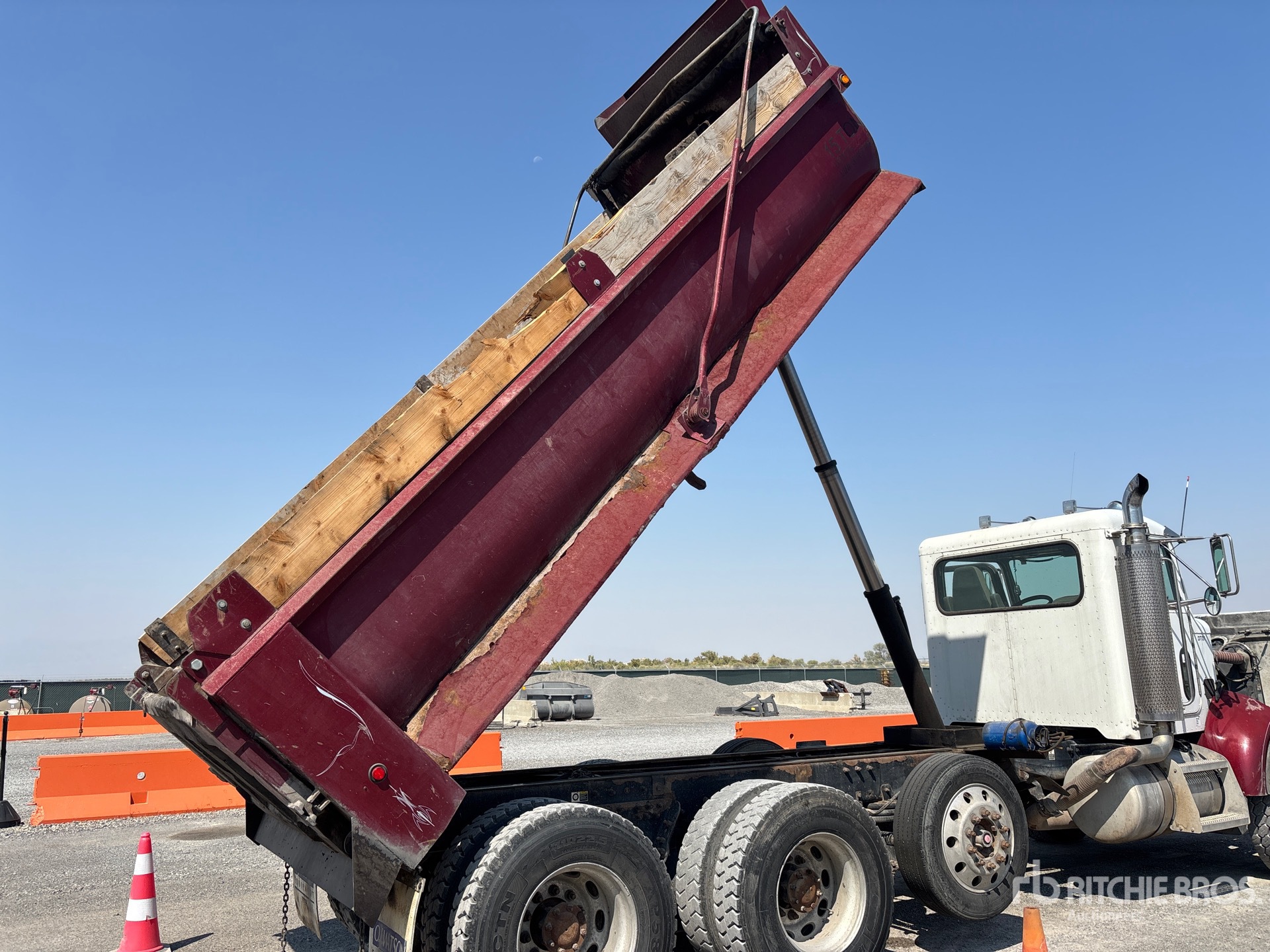 2005 Peterbilt 330