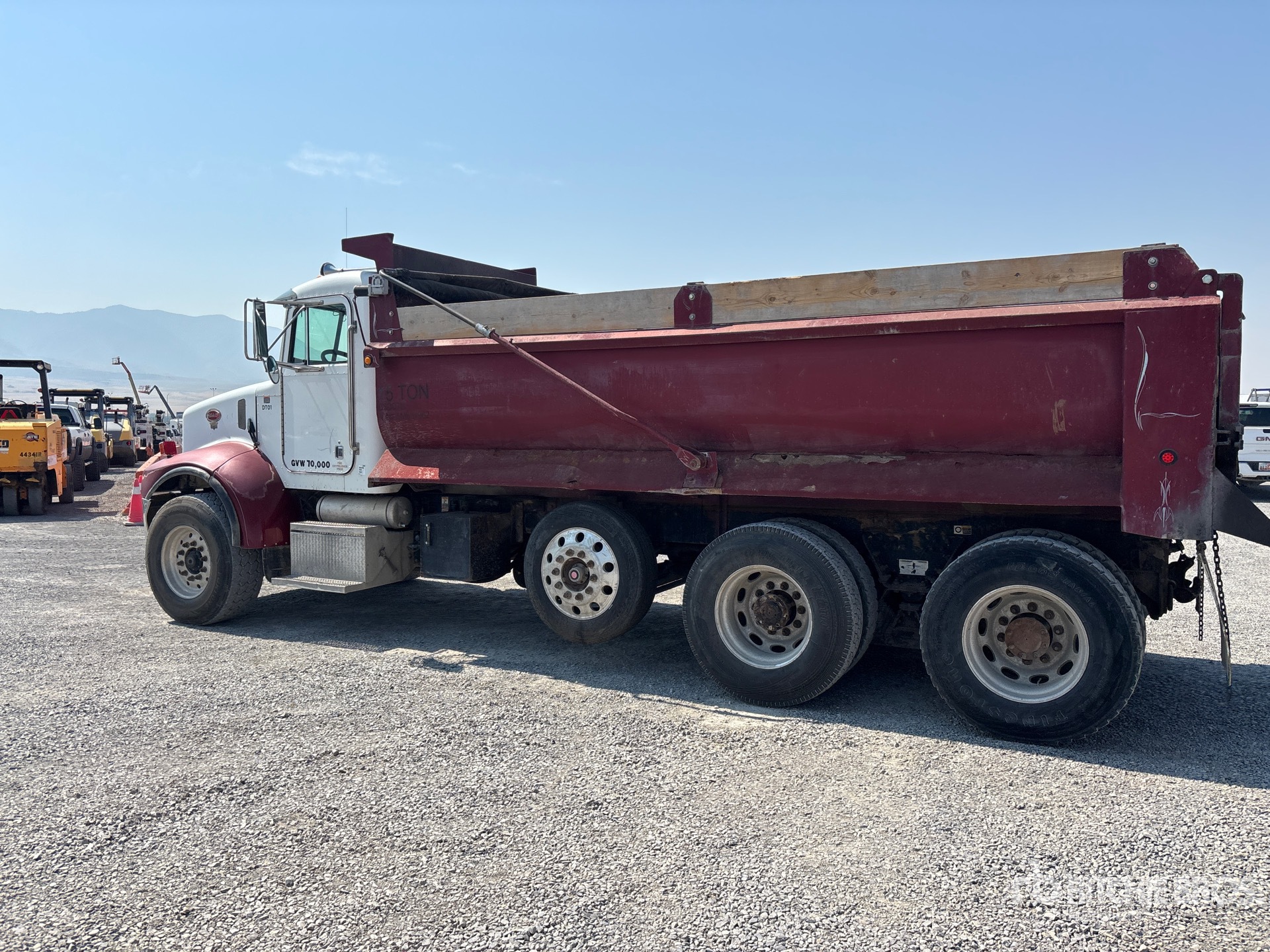2005 Peterbilt 330