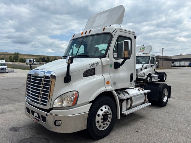 2013 Freightliner Cascadia 113 4x2 S/A Day Cab Truck Tractor