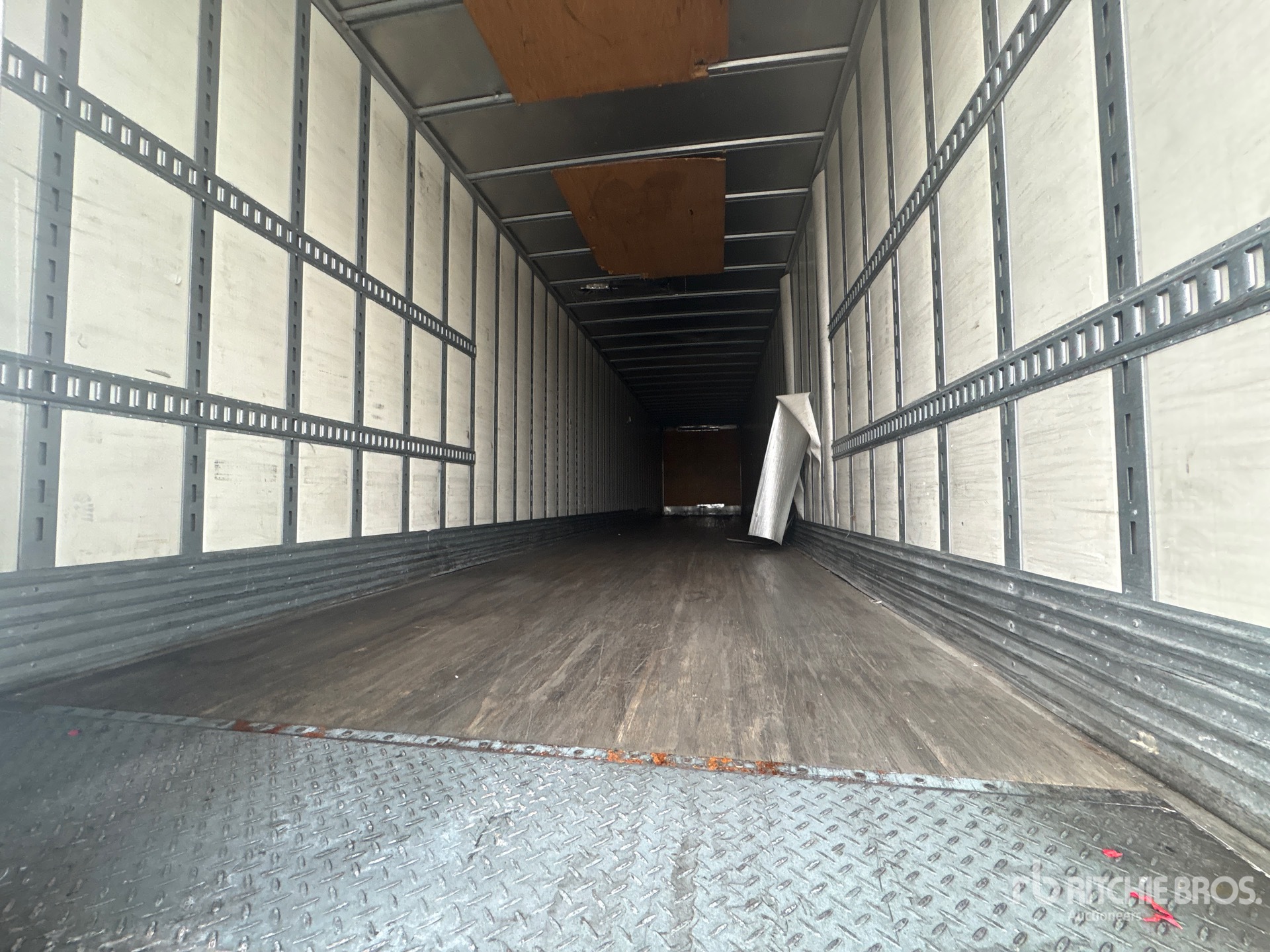 2014 Vanguard 53 ft x 96 in T/A
