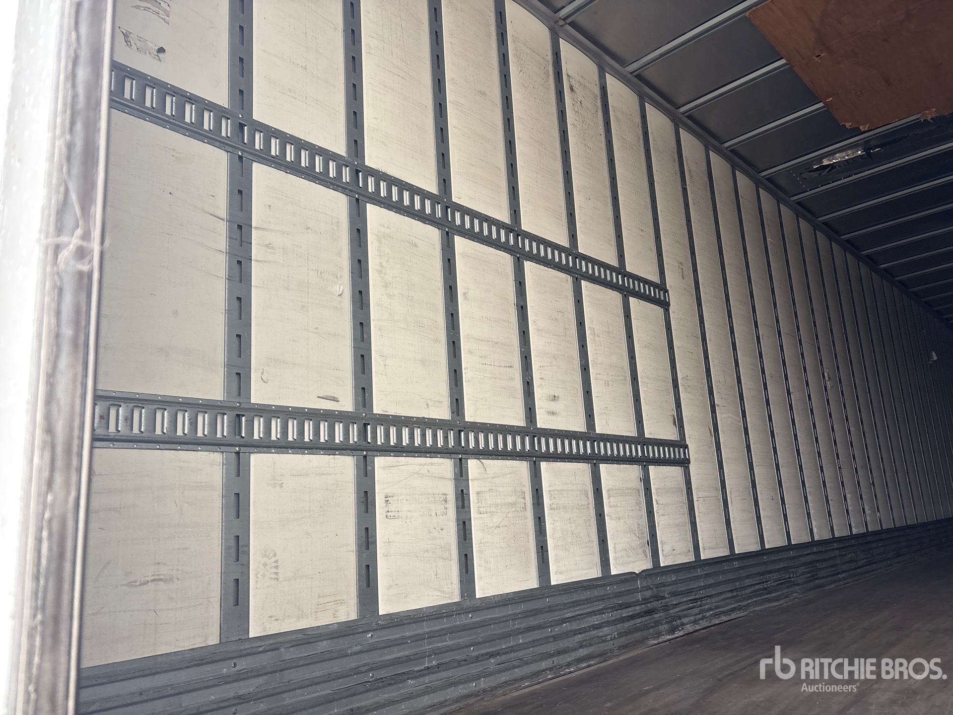 2014 Vanguard 53 ft x 96 in T/A