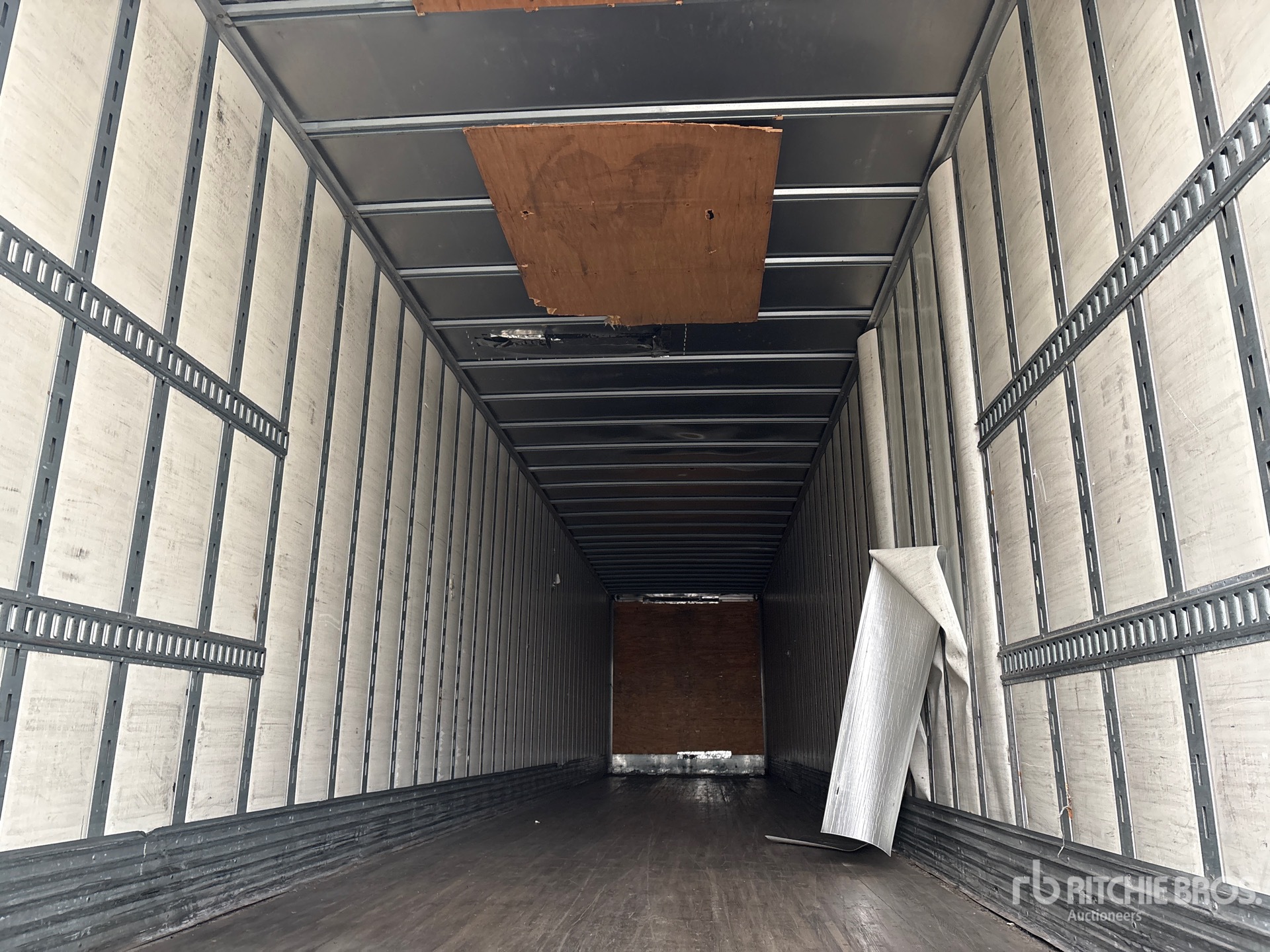 2014 Vanguard 53 ft x 96 in T/A