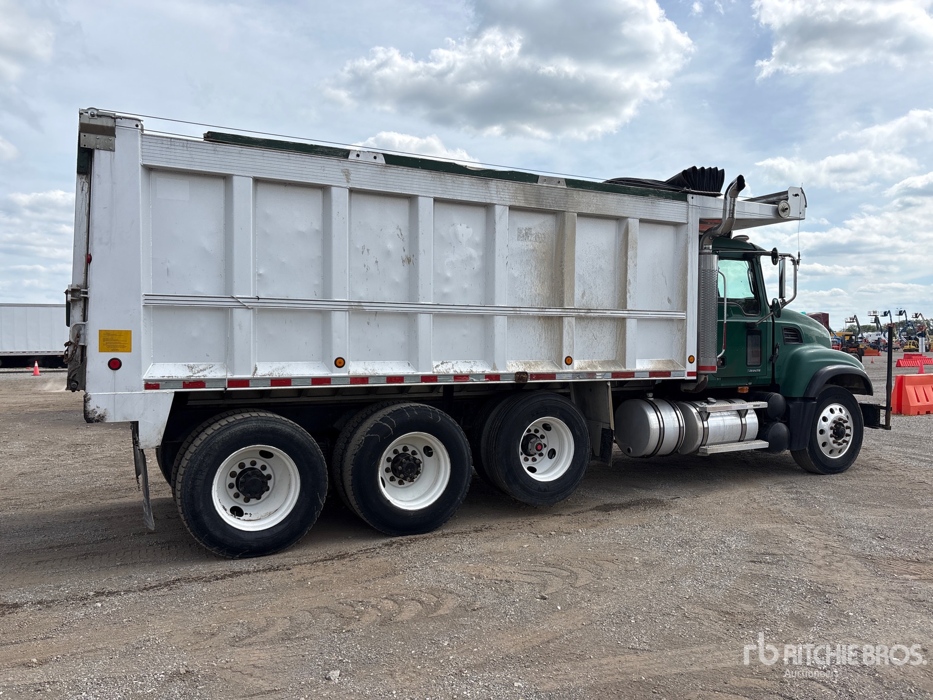 2005 Mack CV713