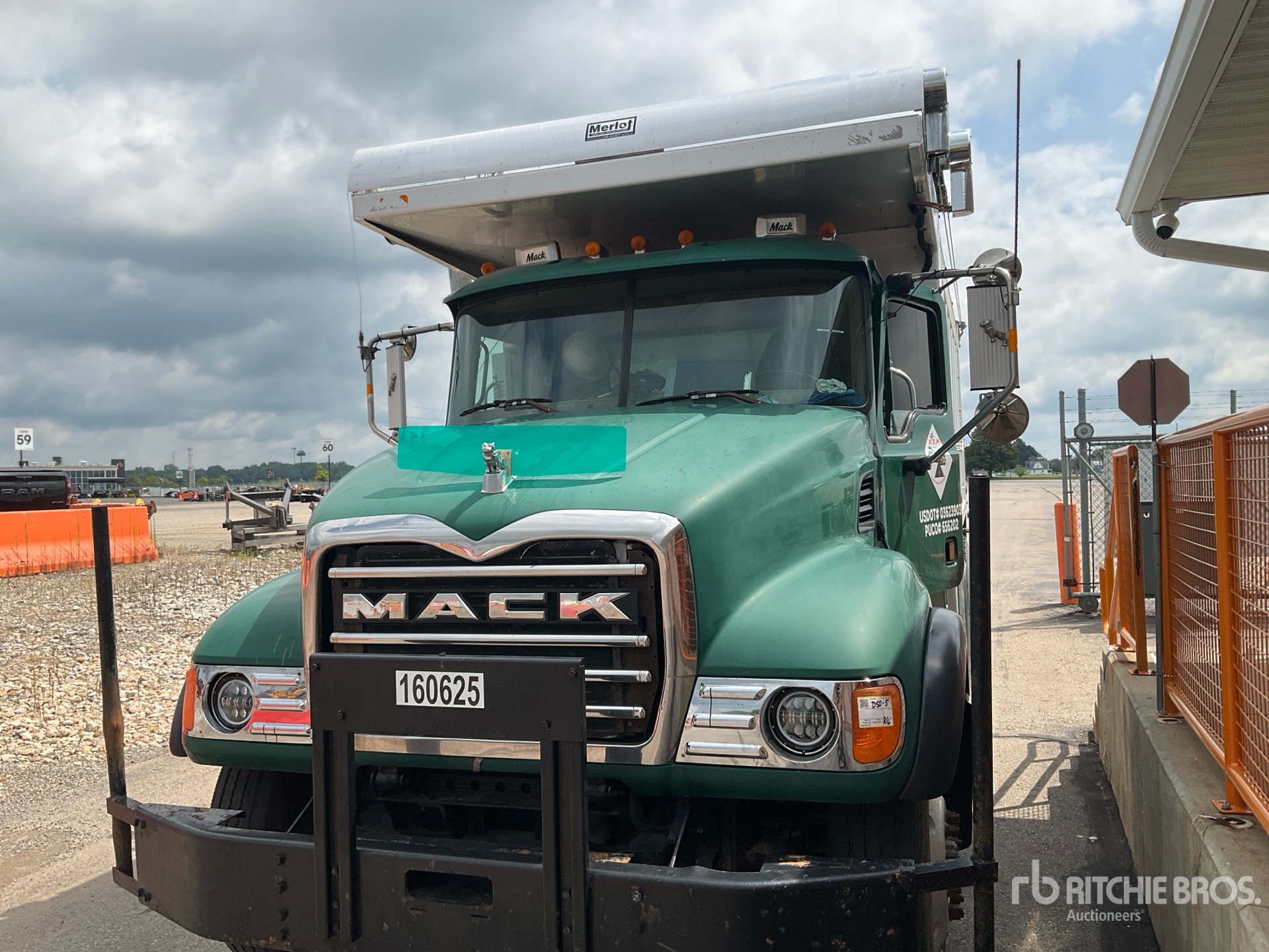 2005 Mack CV713