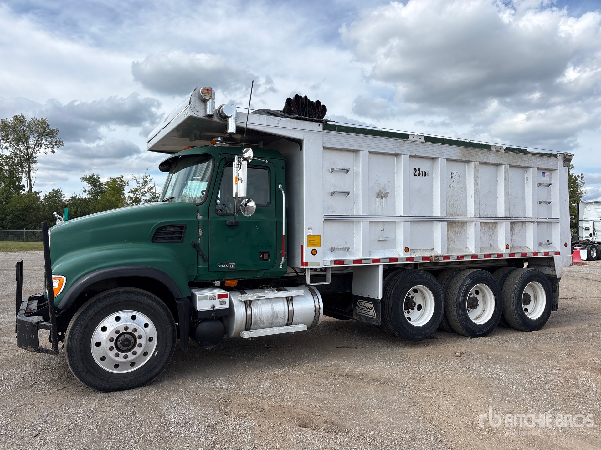 Photo of 2005 Mack CV713