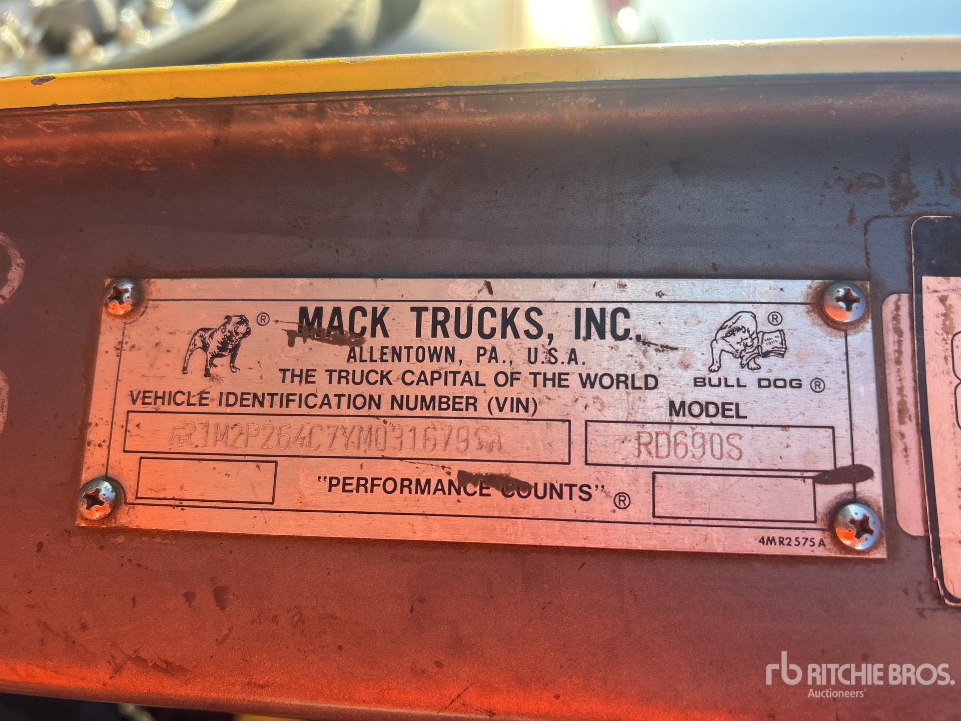2000 Mack RD690S