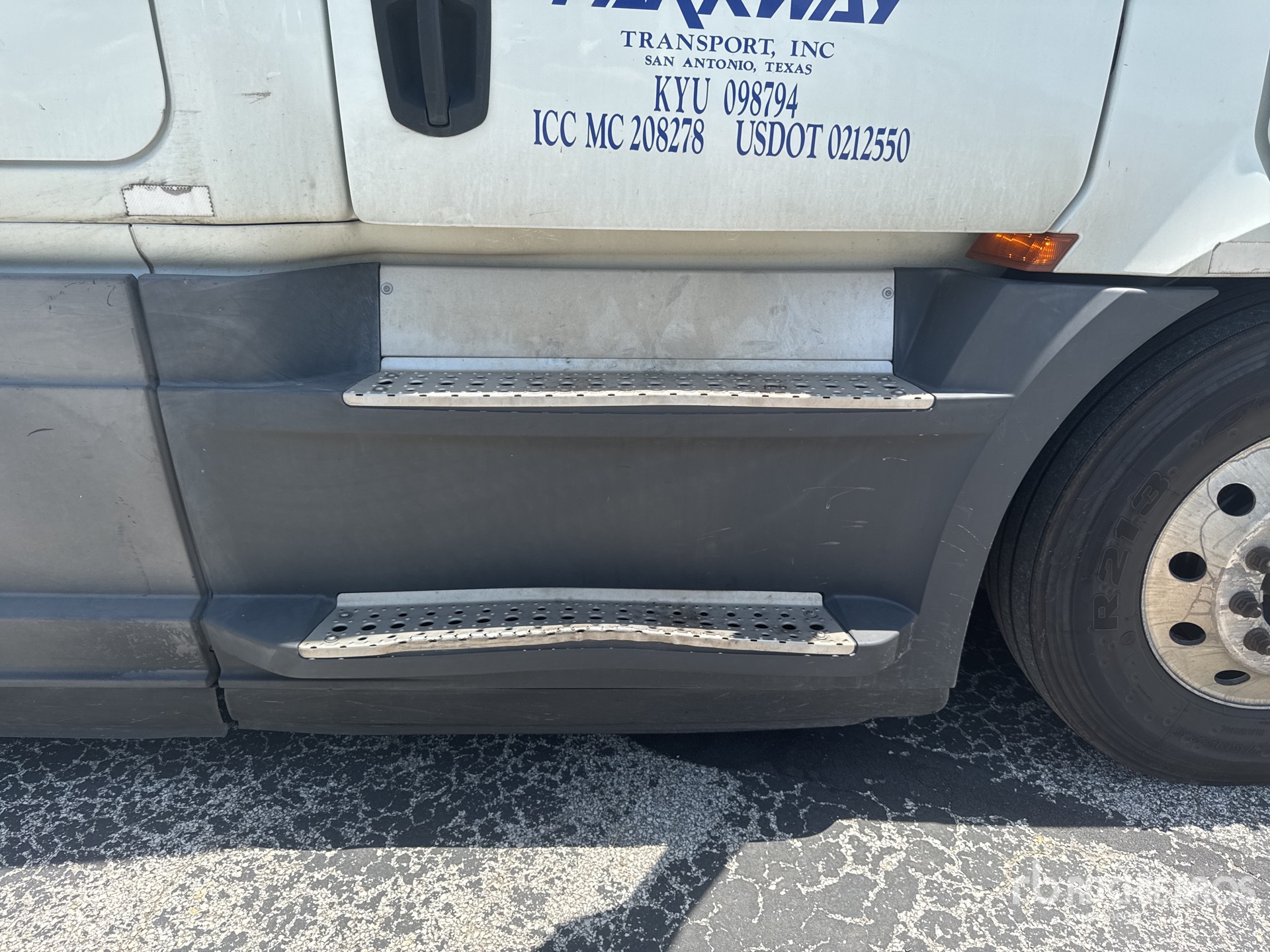 2019 Freightliner CASCADIA 126