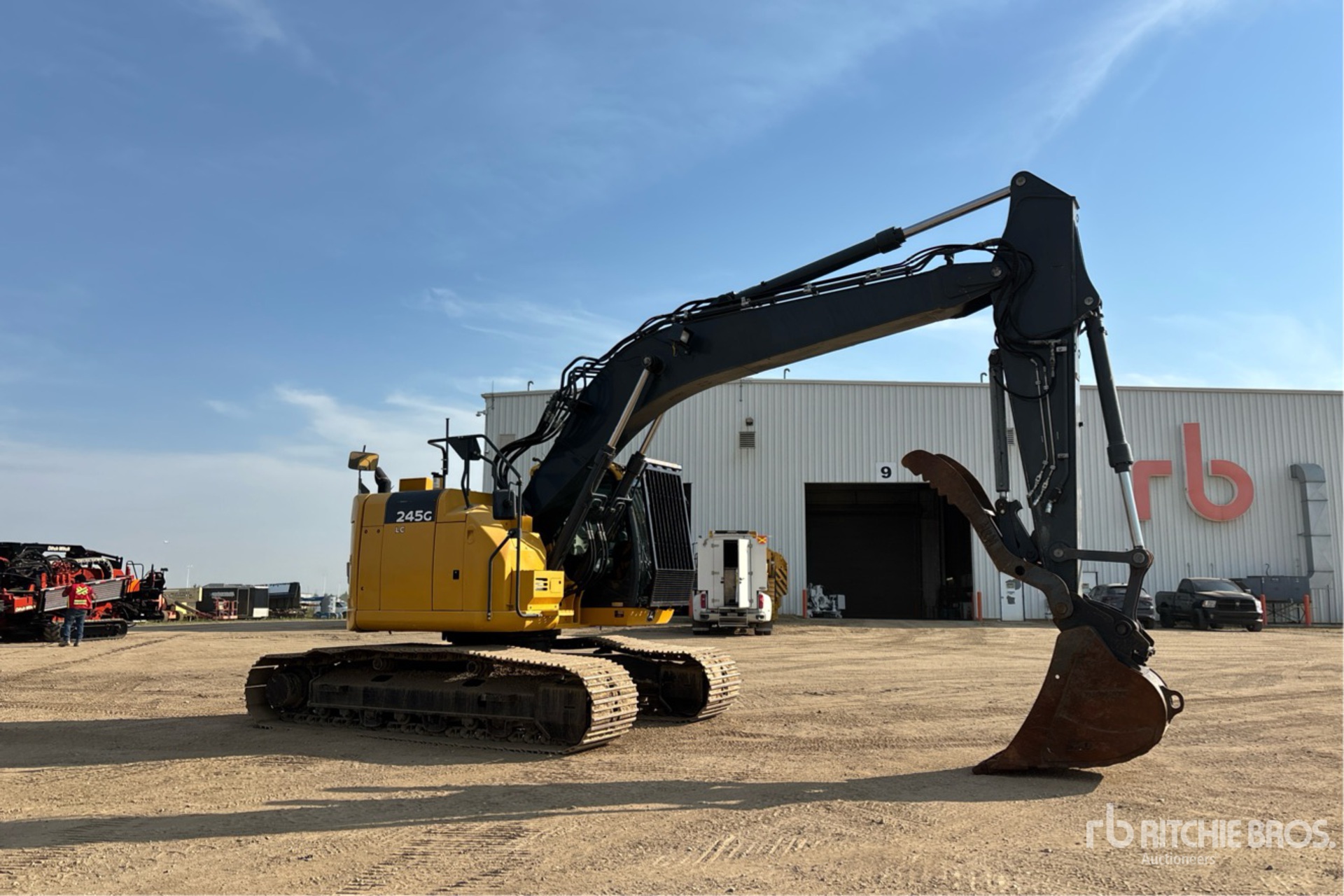 2016 John Deere 245G LC
