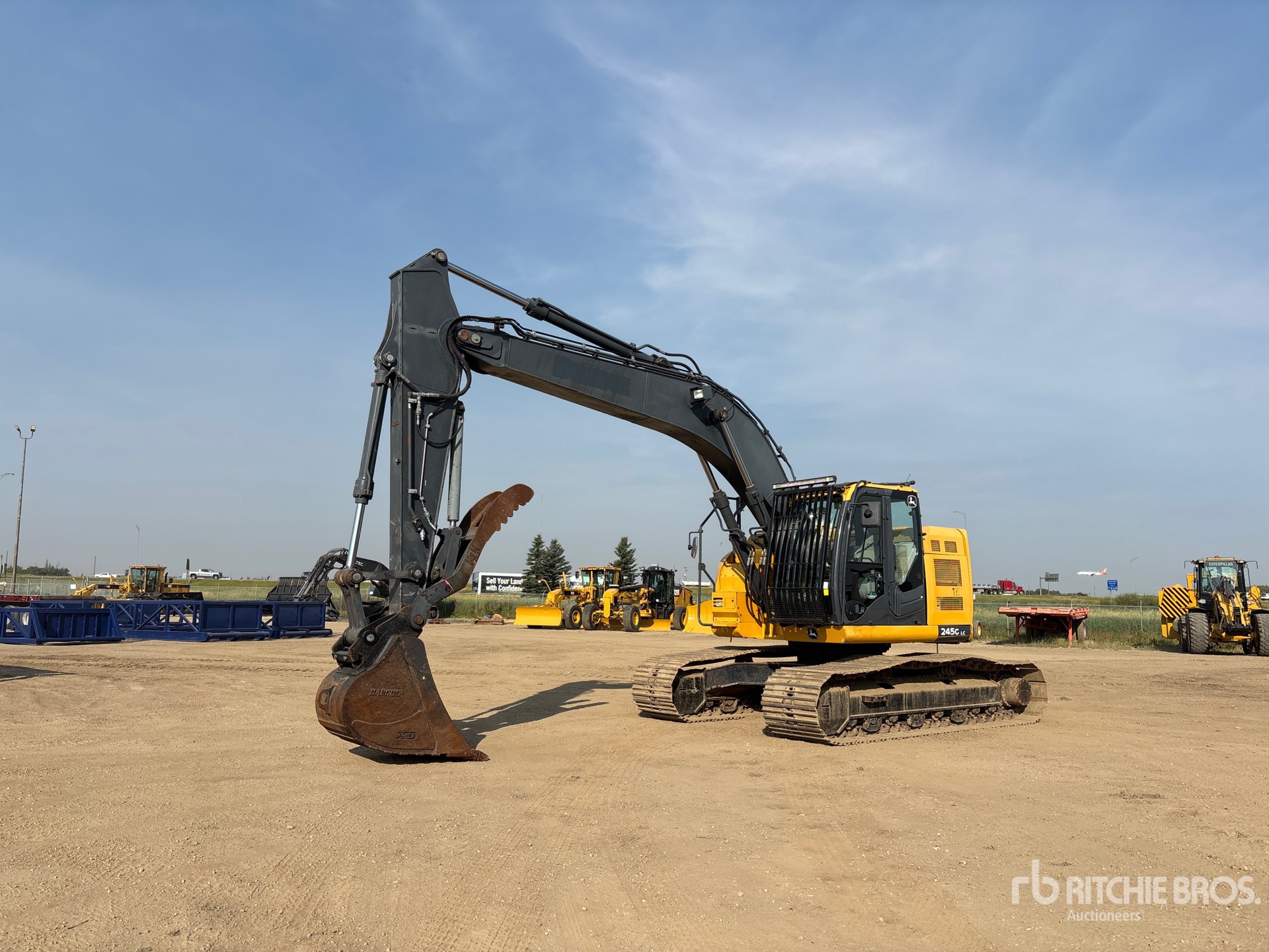 2016 John Deere 245G LC
