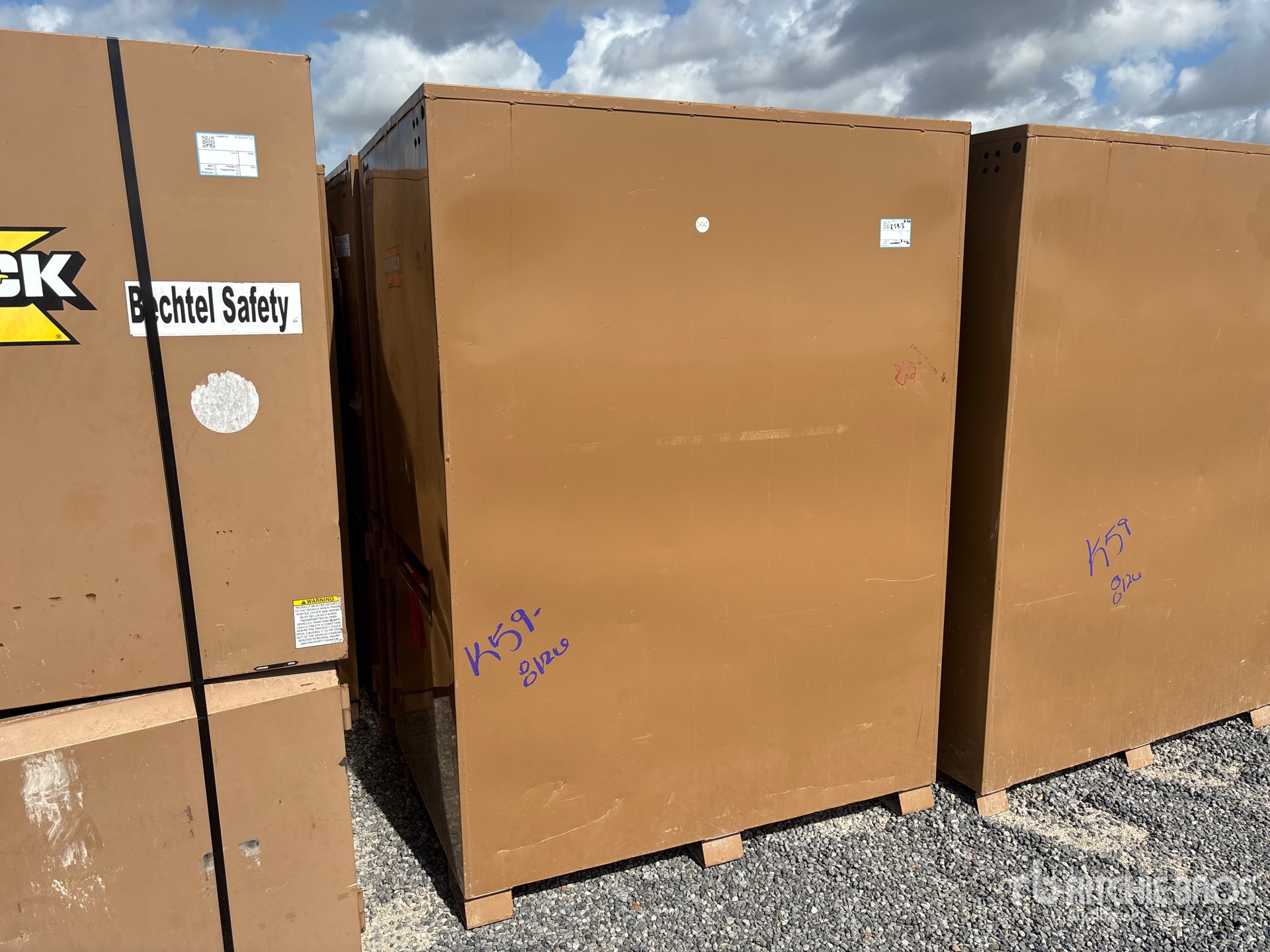 General Appearance with Image, coin avant droit