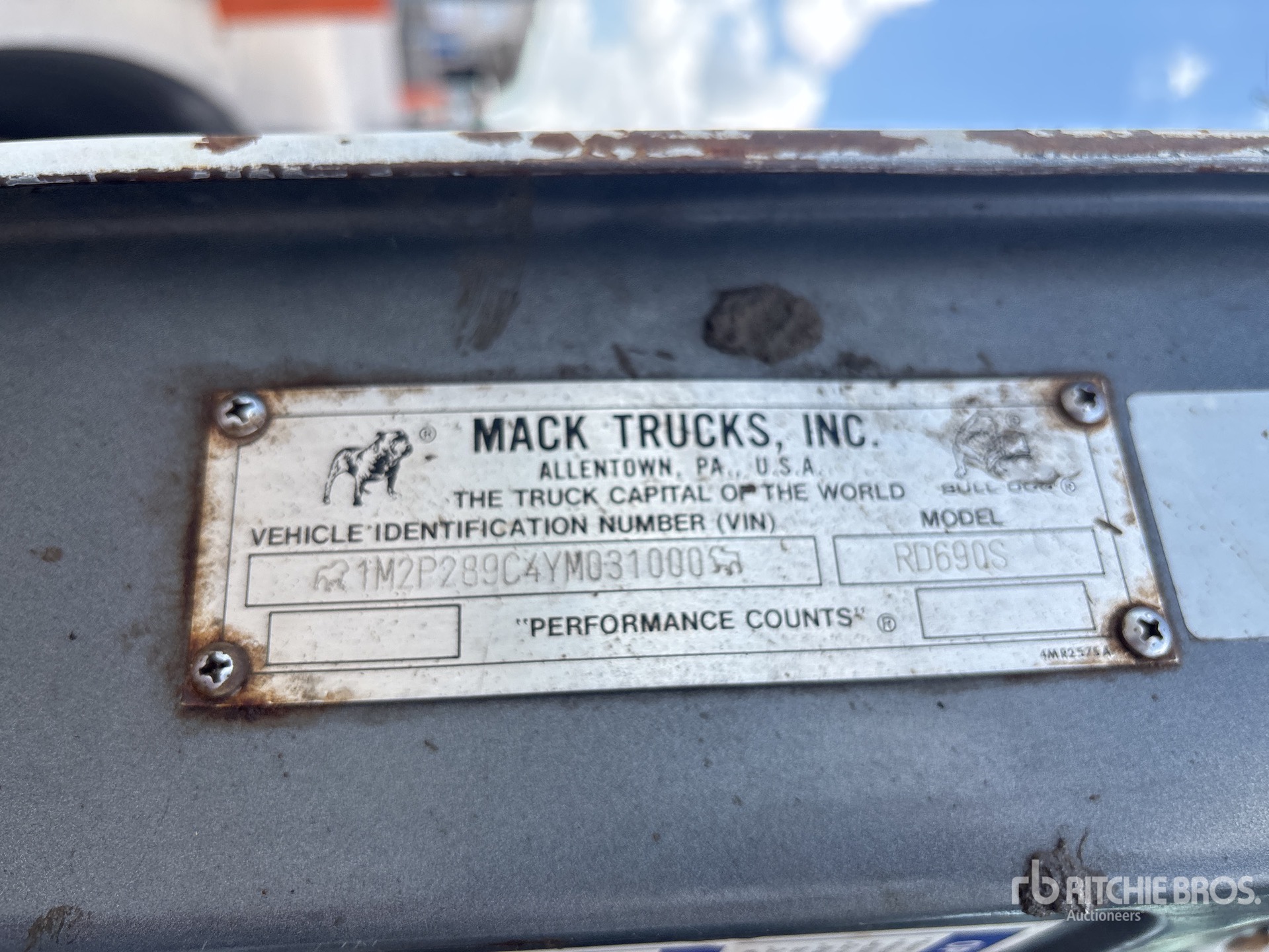 2000 Mack RD690S