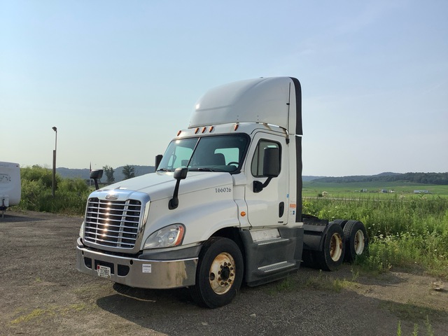 2016 Freightliner Cascadia 125 6x4 T/A Day Cab Truck Tractor