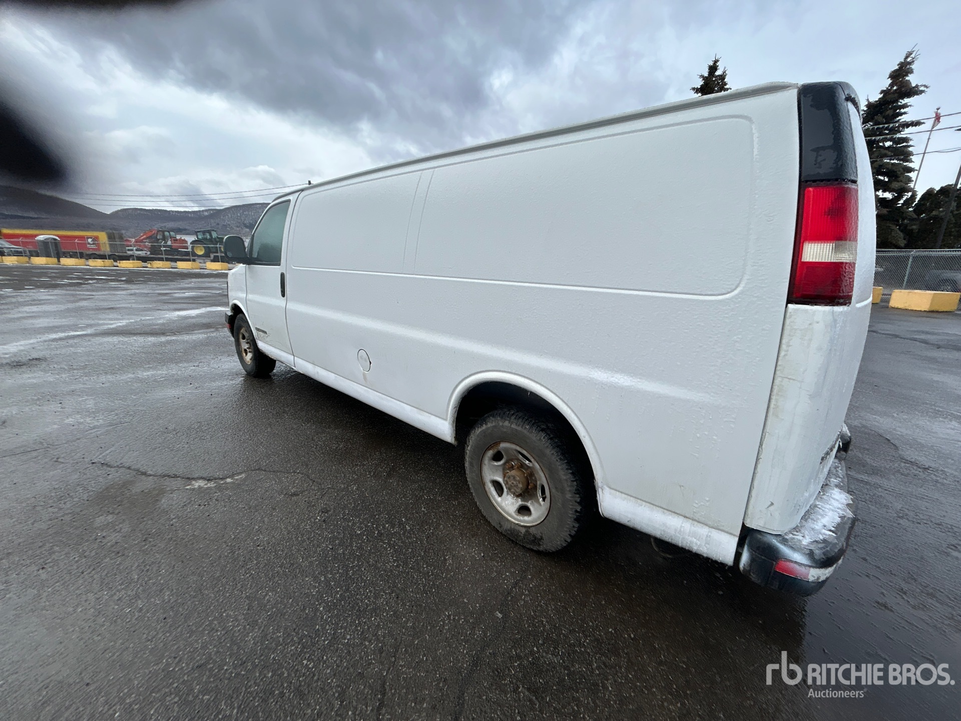 2011 GMC G2500