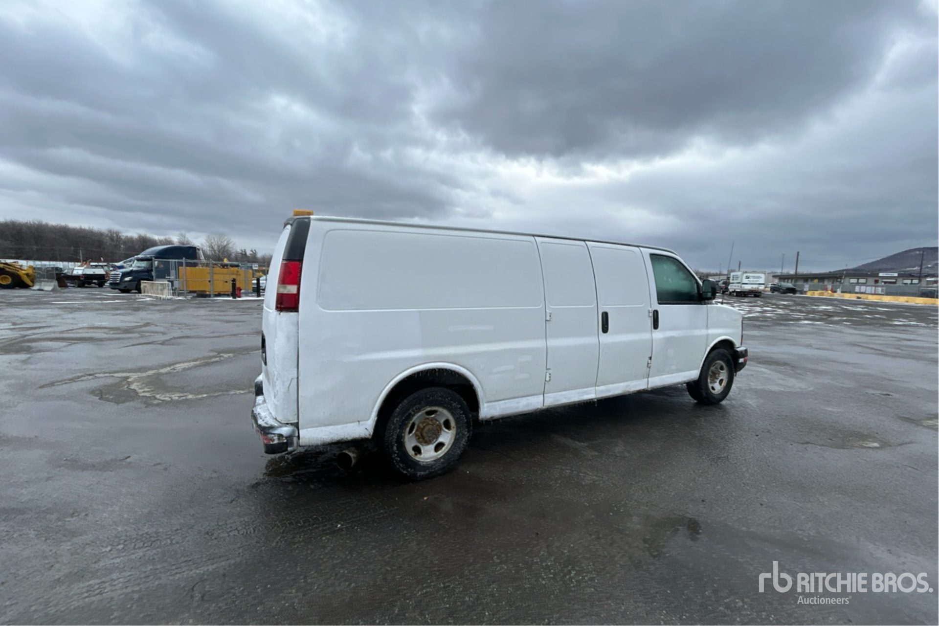 2011 GMC G2500