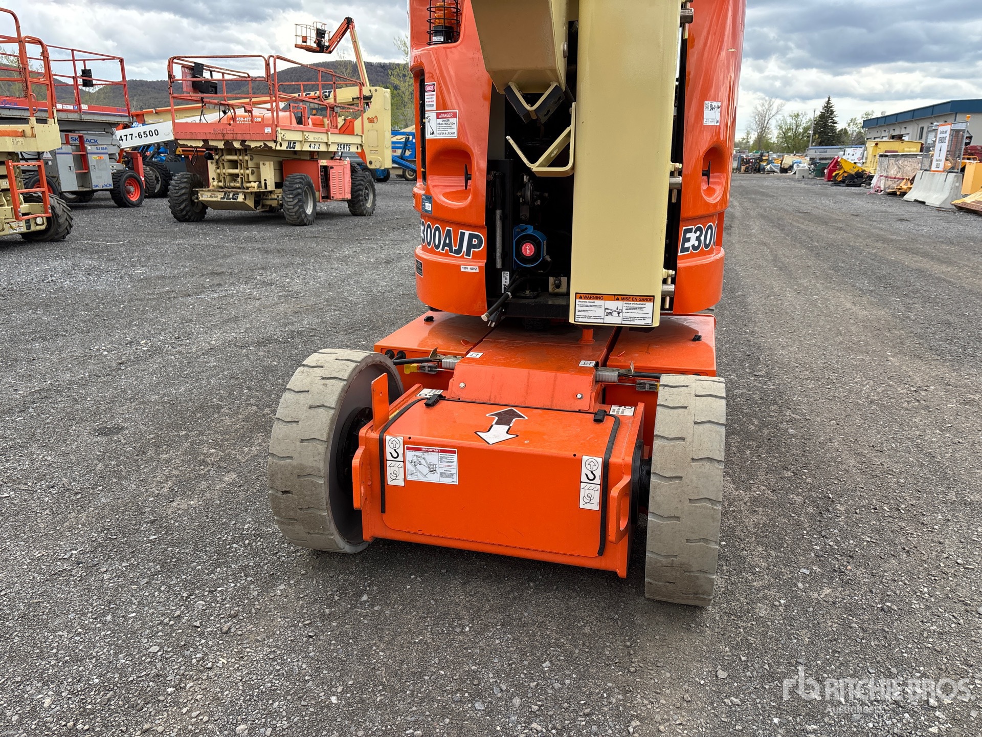 2009 JLG E300 AJP