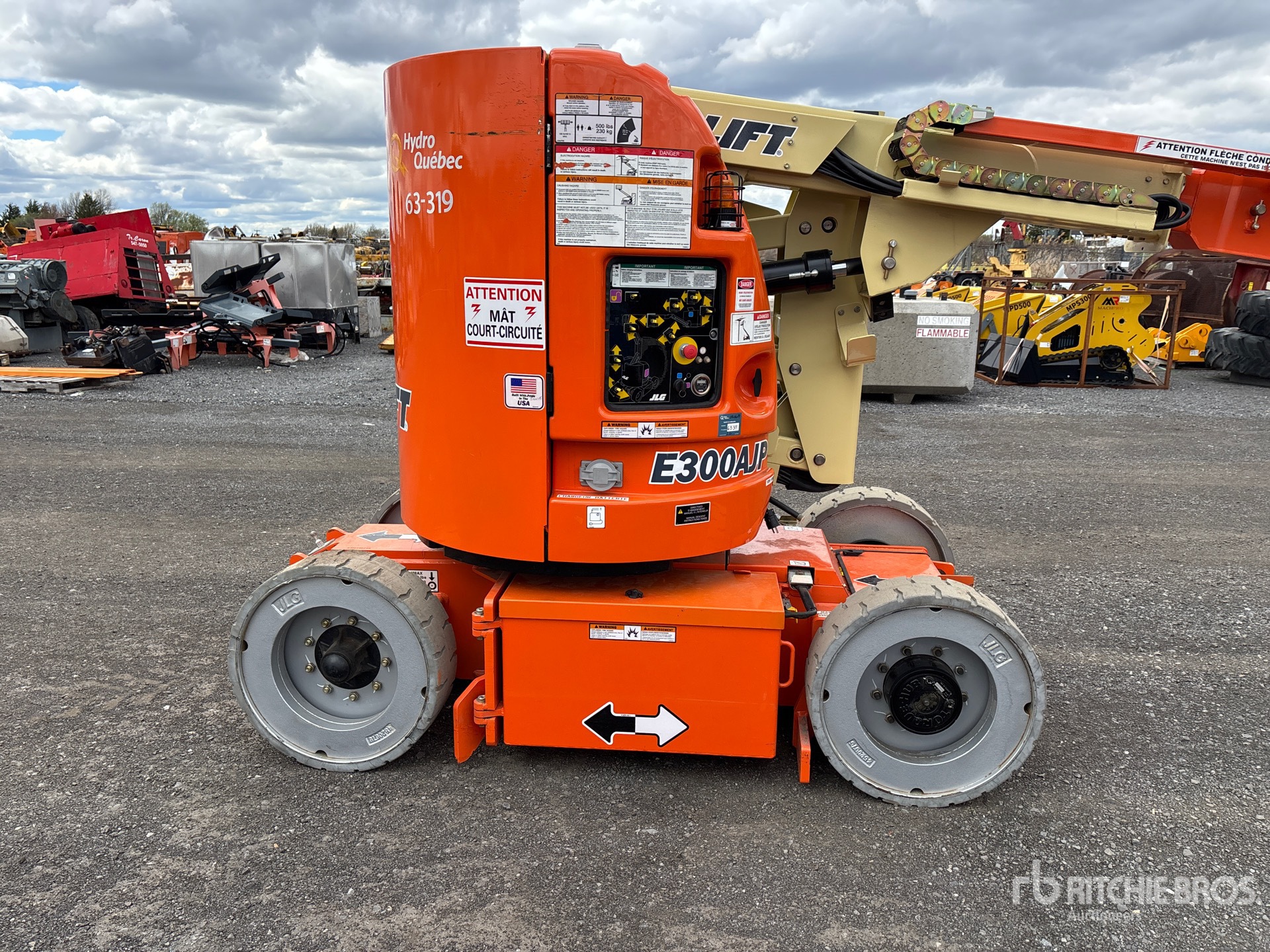 2009 JLG E300 AJP